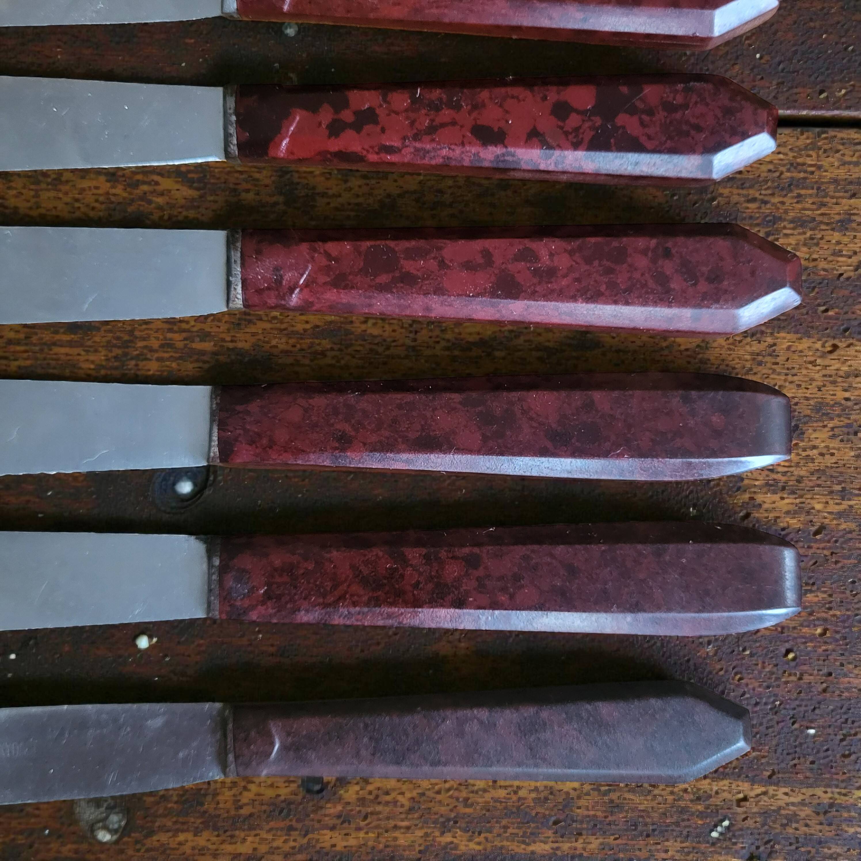 8 Bakelite knives
