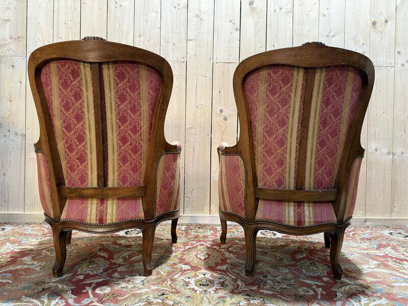 Paire de fauteuils - bergères de style Louis XV en soierie