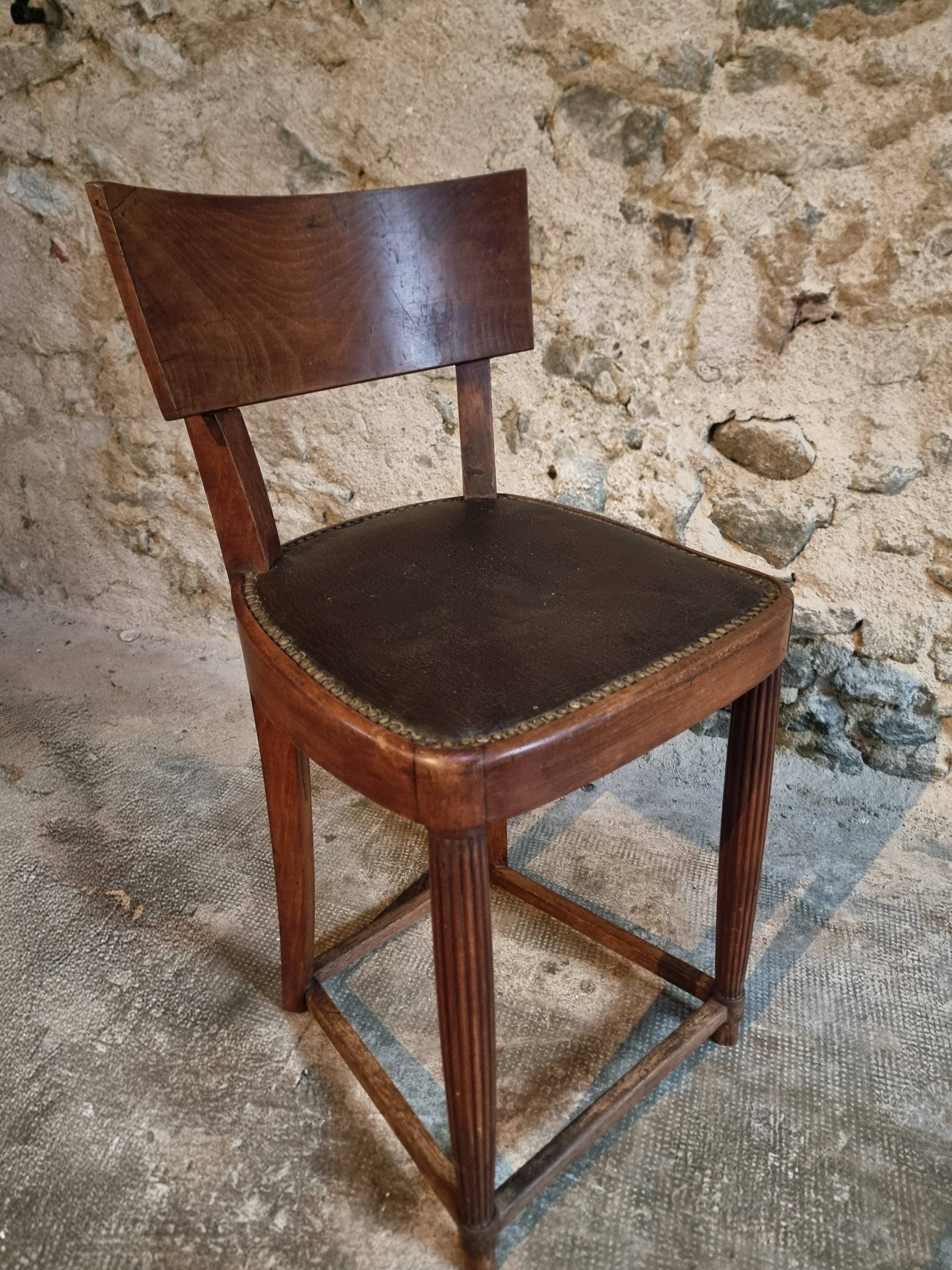 Antique French beech chair – Early 1900s – Solid curved backrest