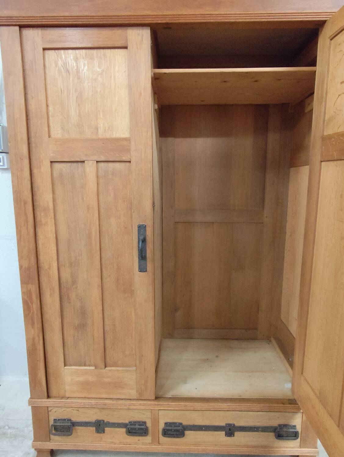 Very old oak wardrobe in very good condition