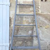 Ancienne échelle de ferme en bois patiné