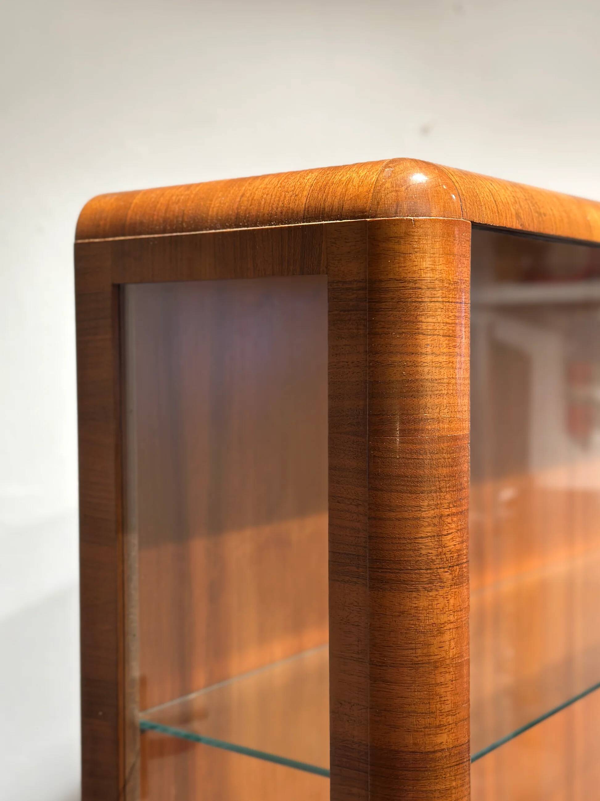 Vitrine en noyer Art Déco