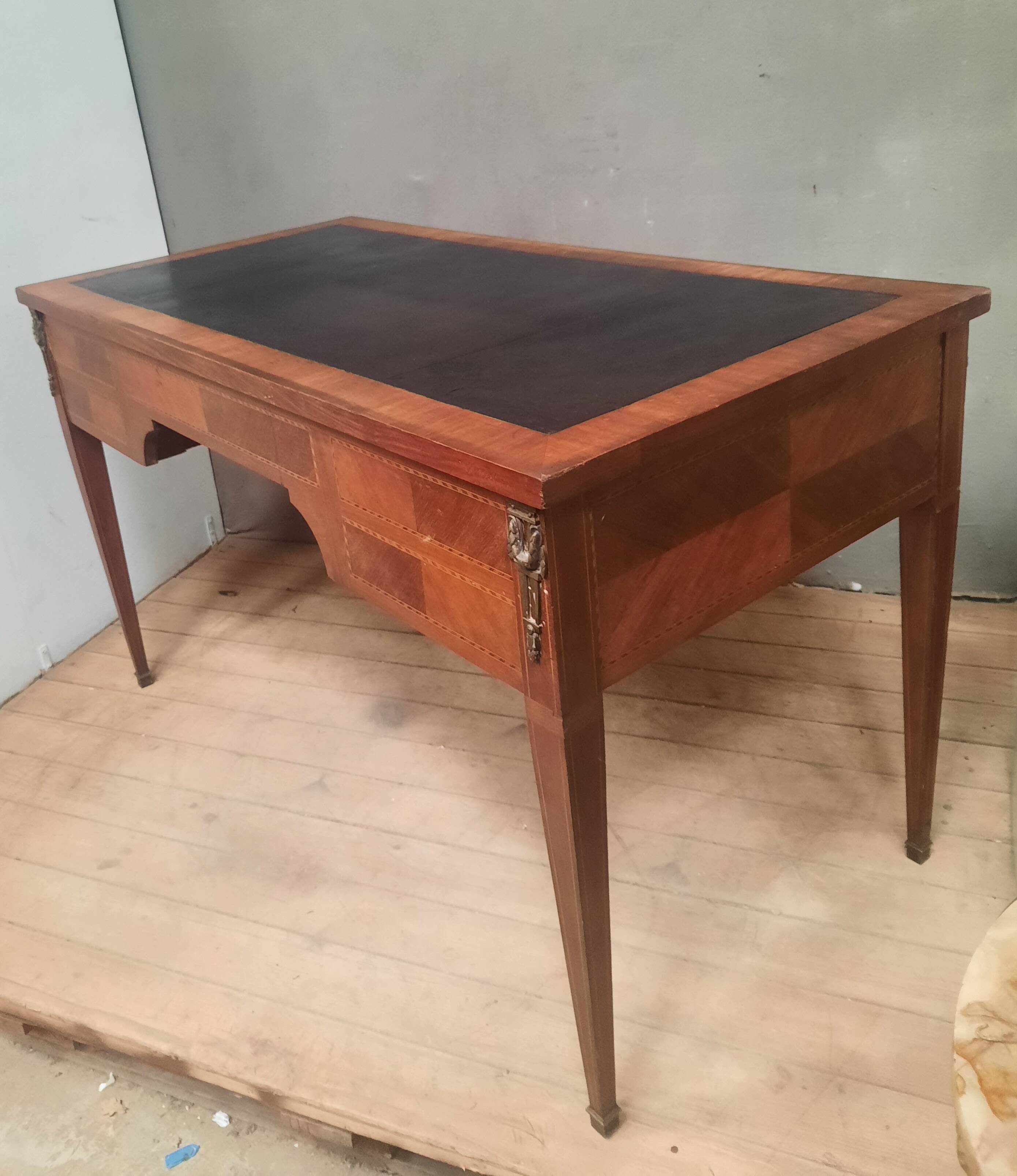 1900 Louis XVI style veneer flat desk