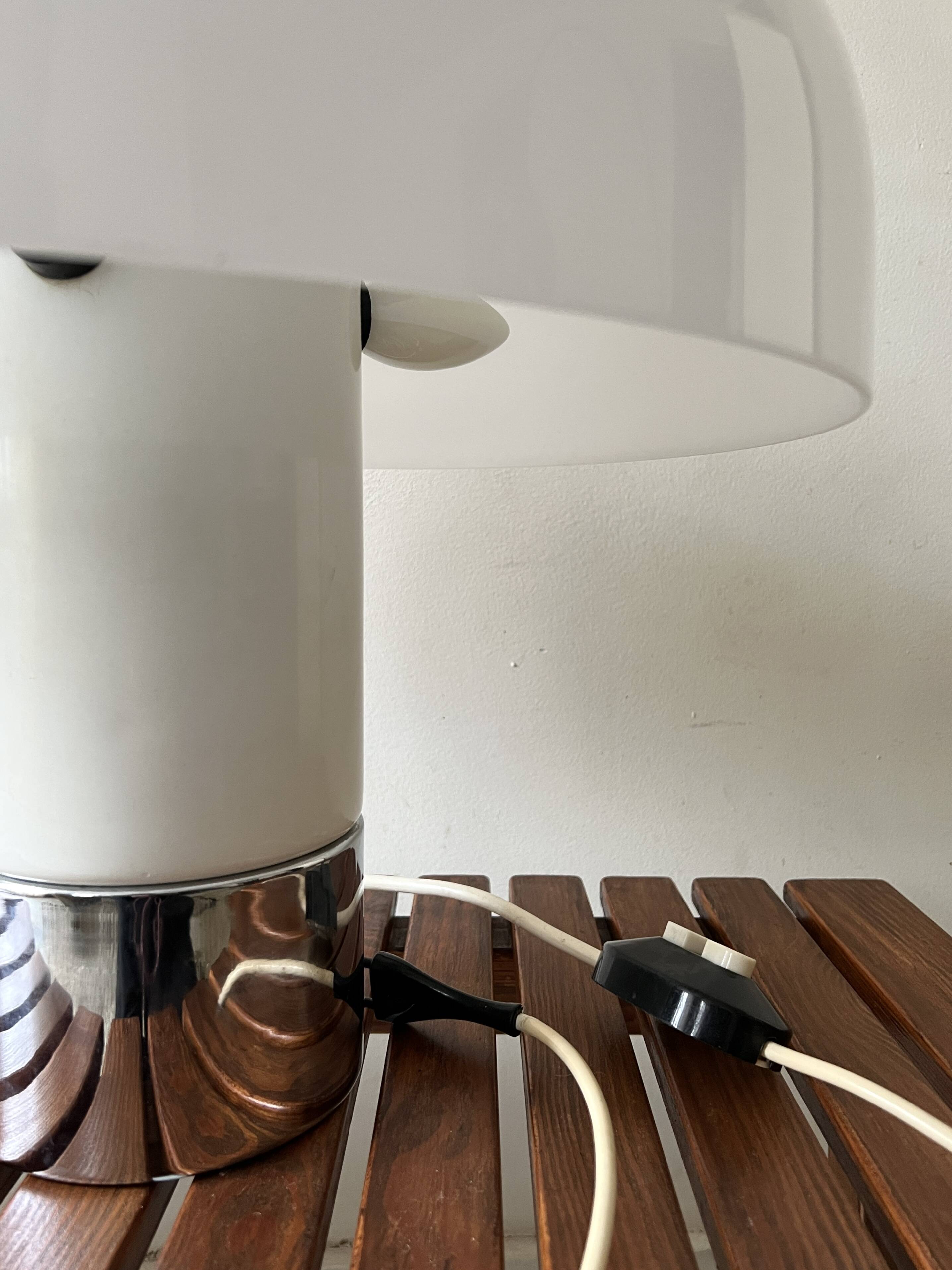 Brumbury table lamp in chrome and white by Luigi Massoni for Guzzini 1970