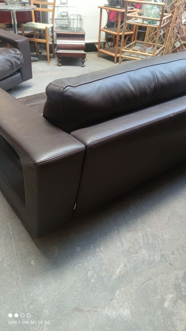 Canapé 4 places en cuir marron foncé de la maison steiner par le designer pascal daveluy modèle