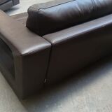 Canapé 4 places en cuir marron foncé de la maison steiner par le designer pascal daveluy modèle