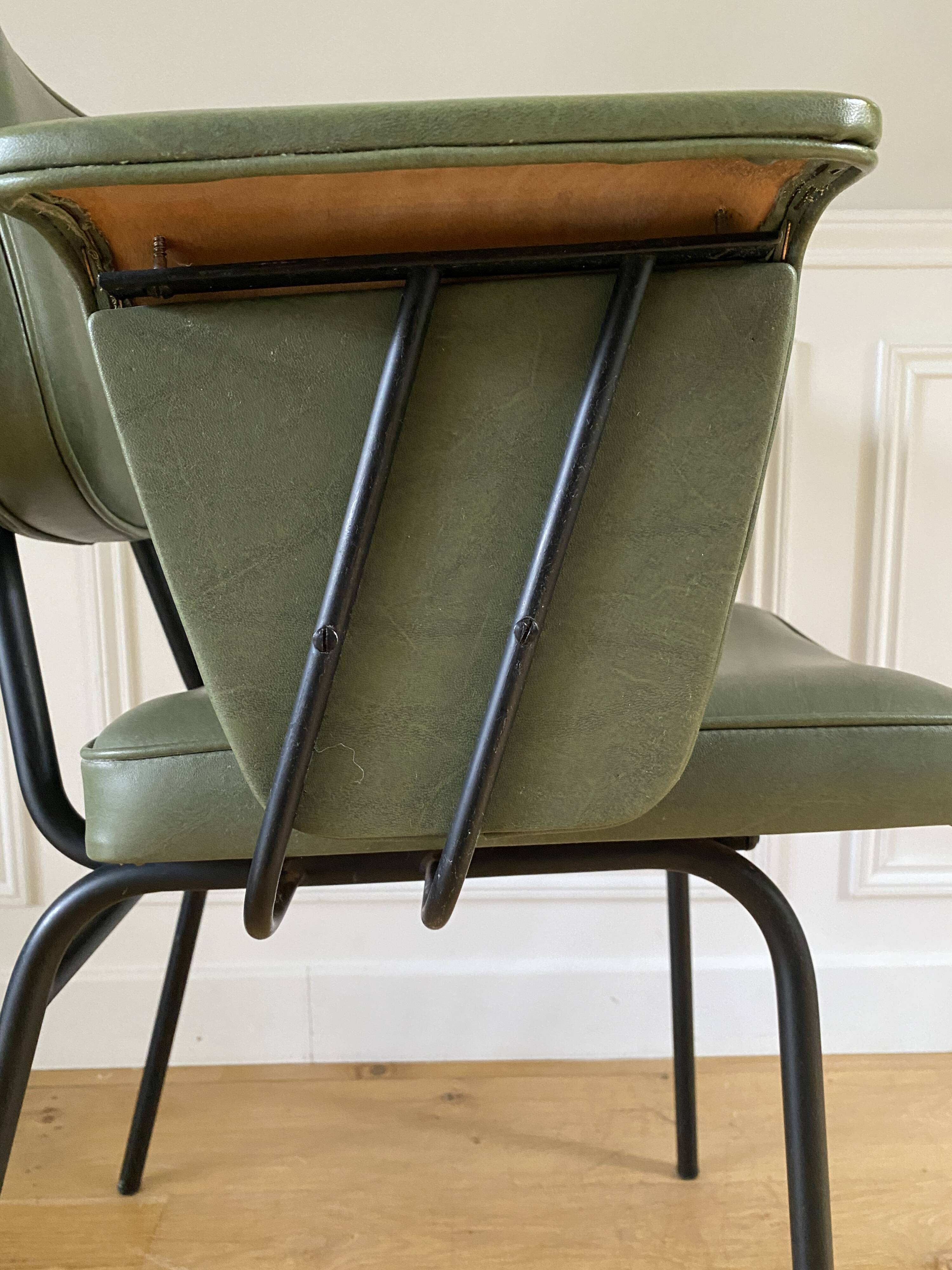 Chaise vintage à accoudoirs skaï vert