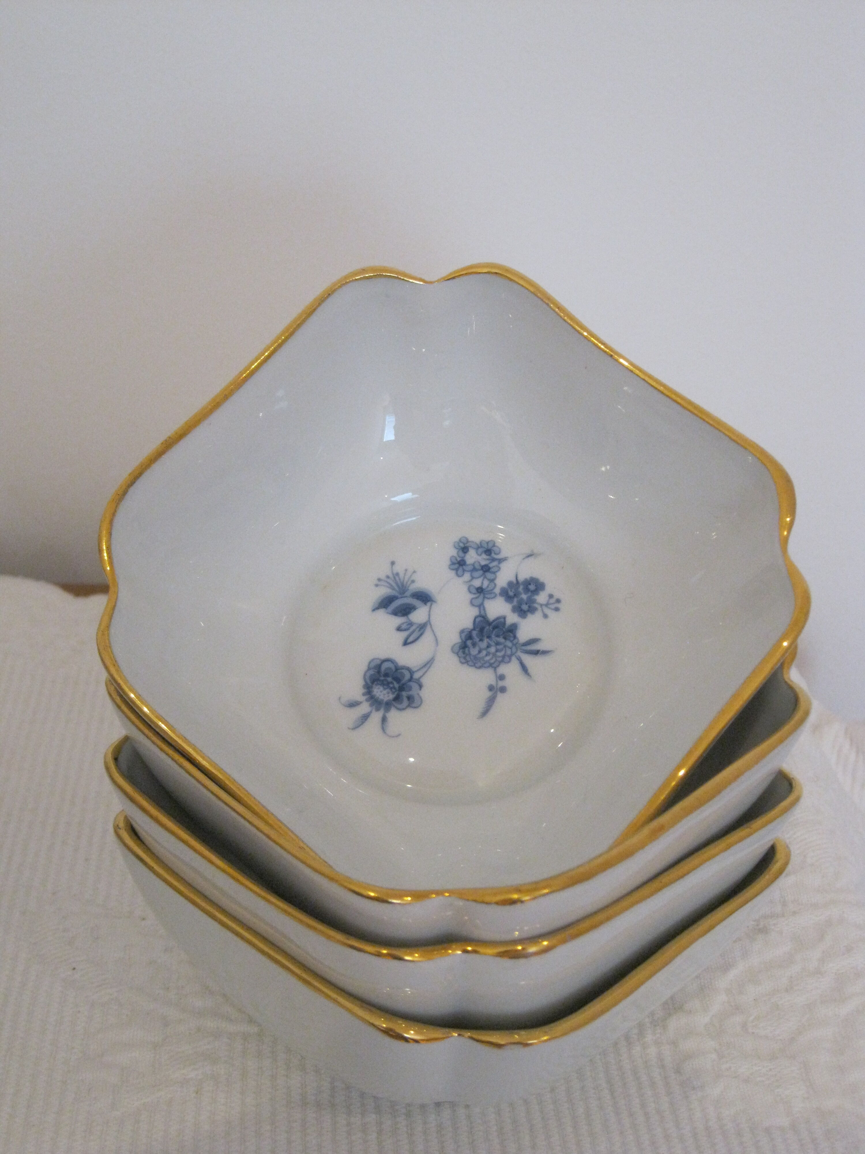 Saladier and cups