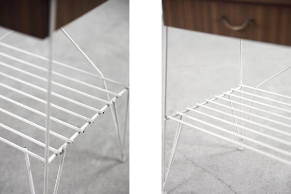 Table de chevet en noyer brun moderne scandinave vintage du milieu du siècle avec pieds en métal blanc, années 1960