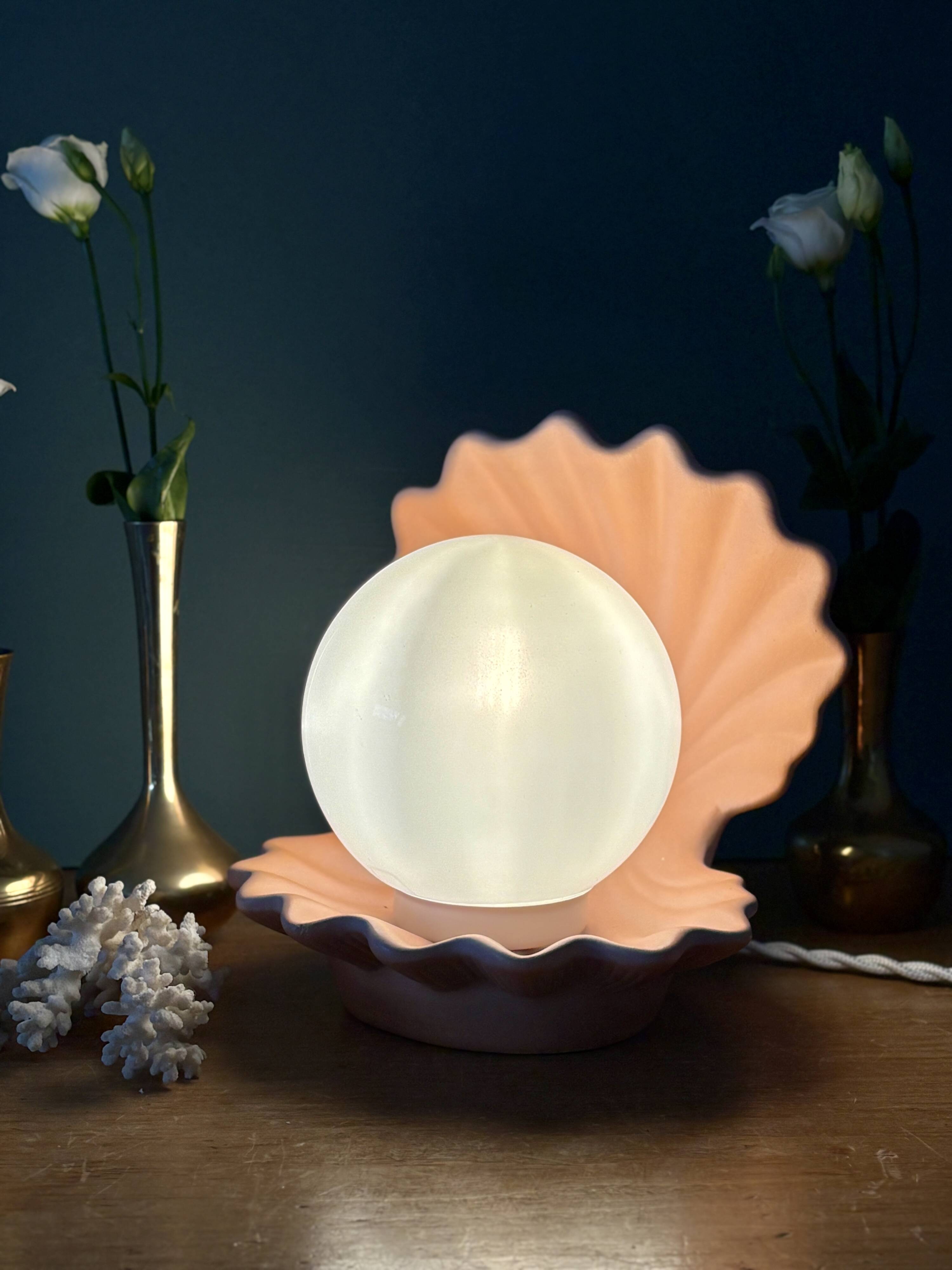 Lampe vintage en forme de coquillage en céramique et opaline.
