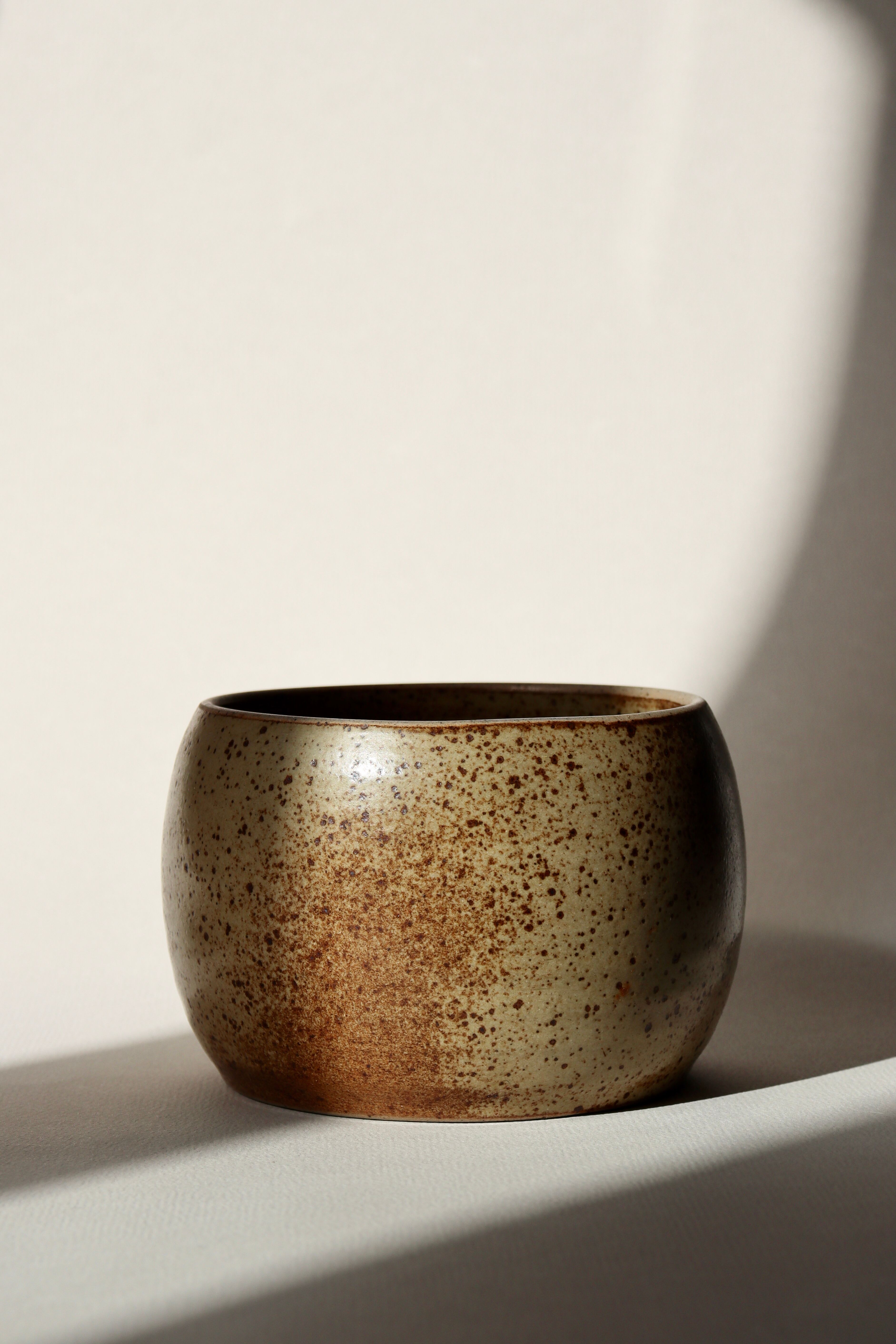 Pot en grès moucheté