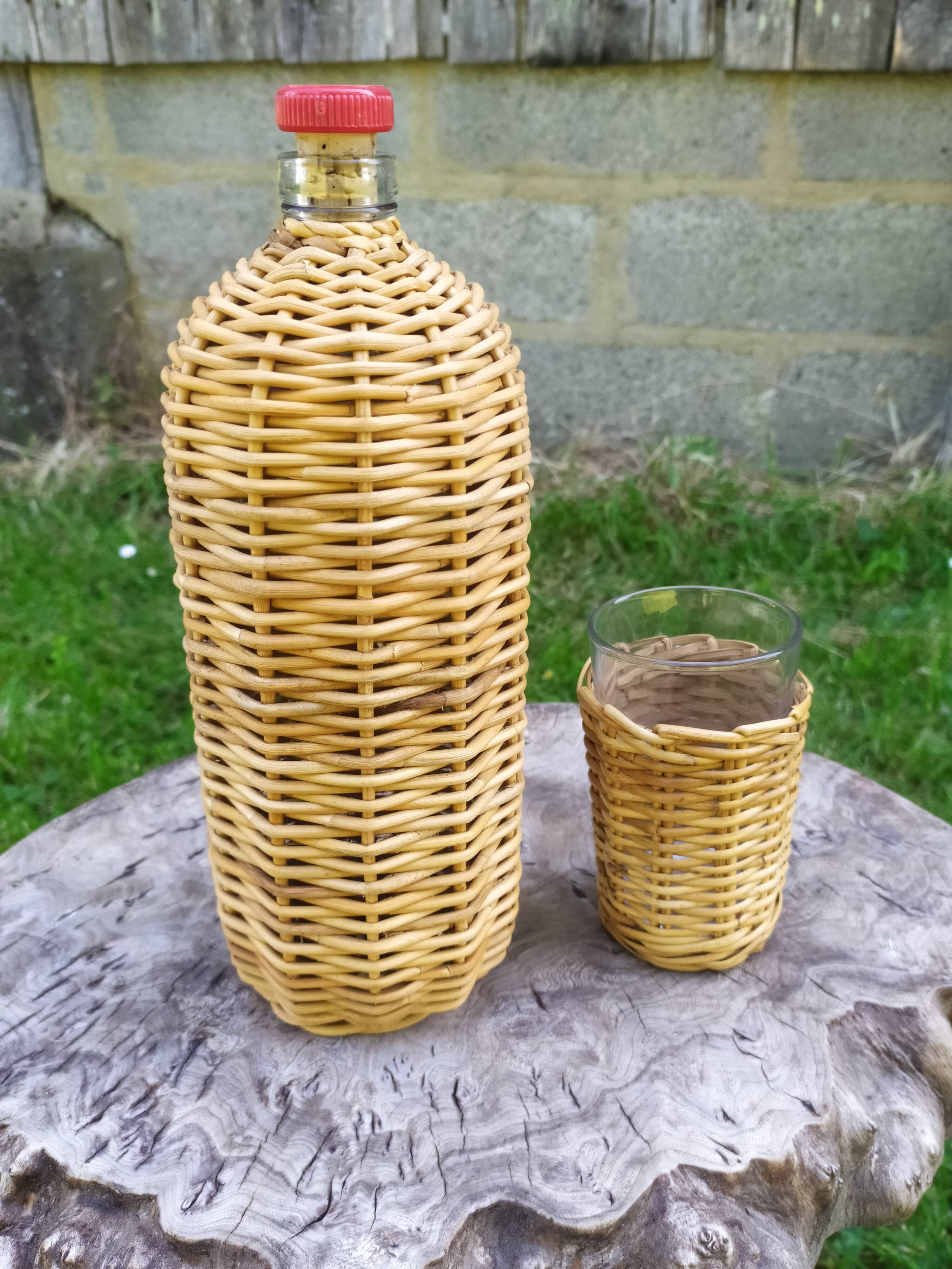 Bouteille et verres en rotin