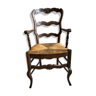 Fauteuil aiguille bois sculpté pieds courbés avec assise paillé vintage