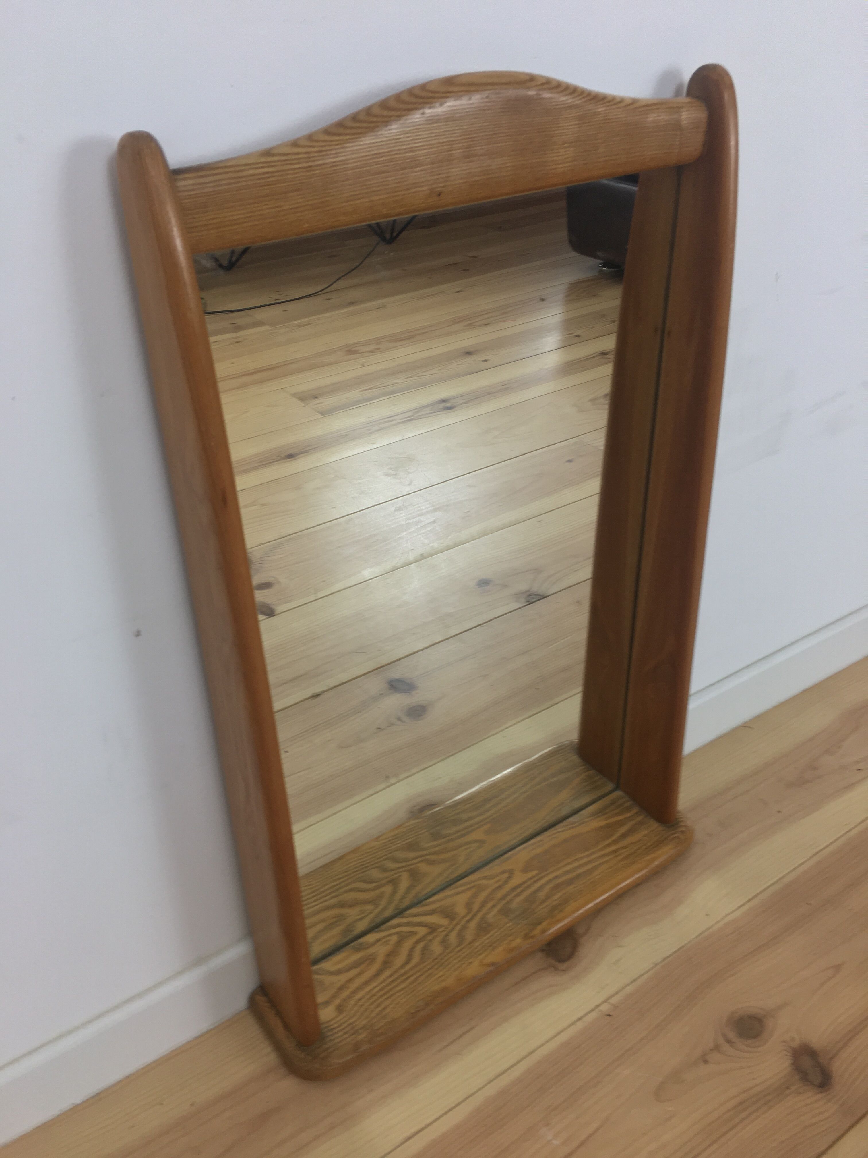 Tablet mirror, solid wood