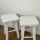 Paire de tabourets blancs