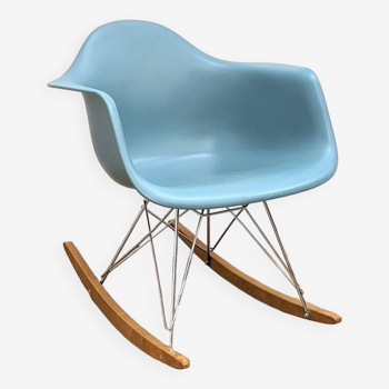 Chaise à bascule - Rocking chair par Eames.