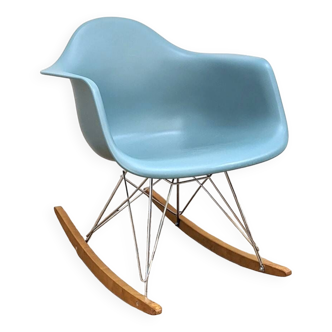 Chaise à bascule - Rocking chair par Eames.