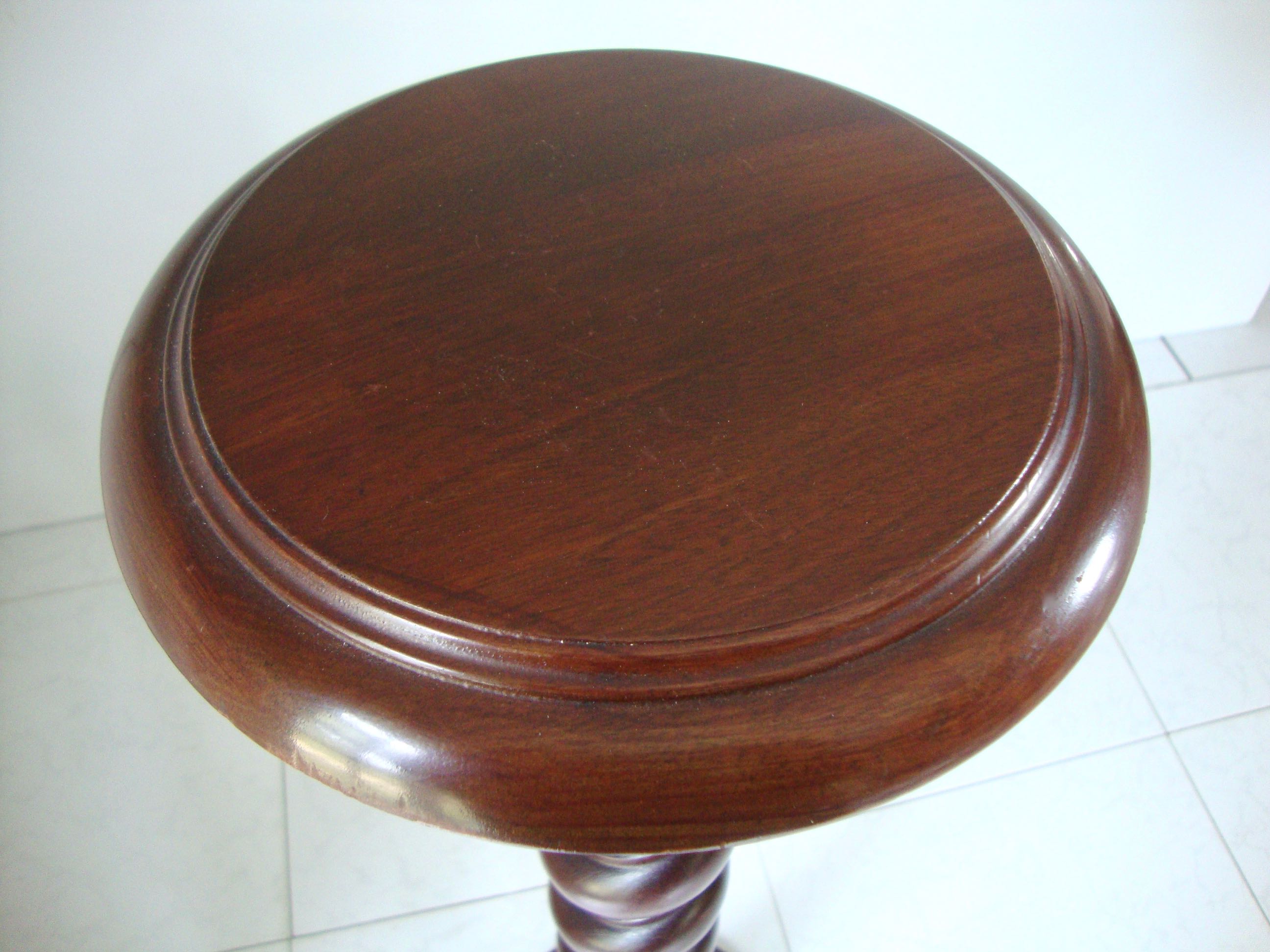 Saddle or walnut pedestal turned in twist