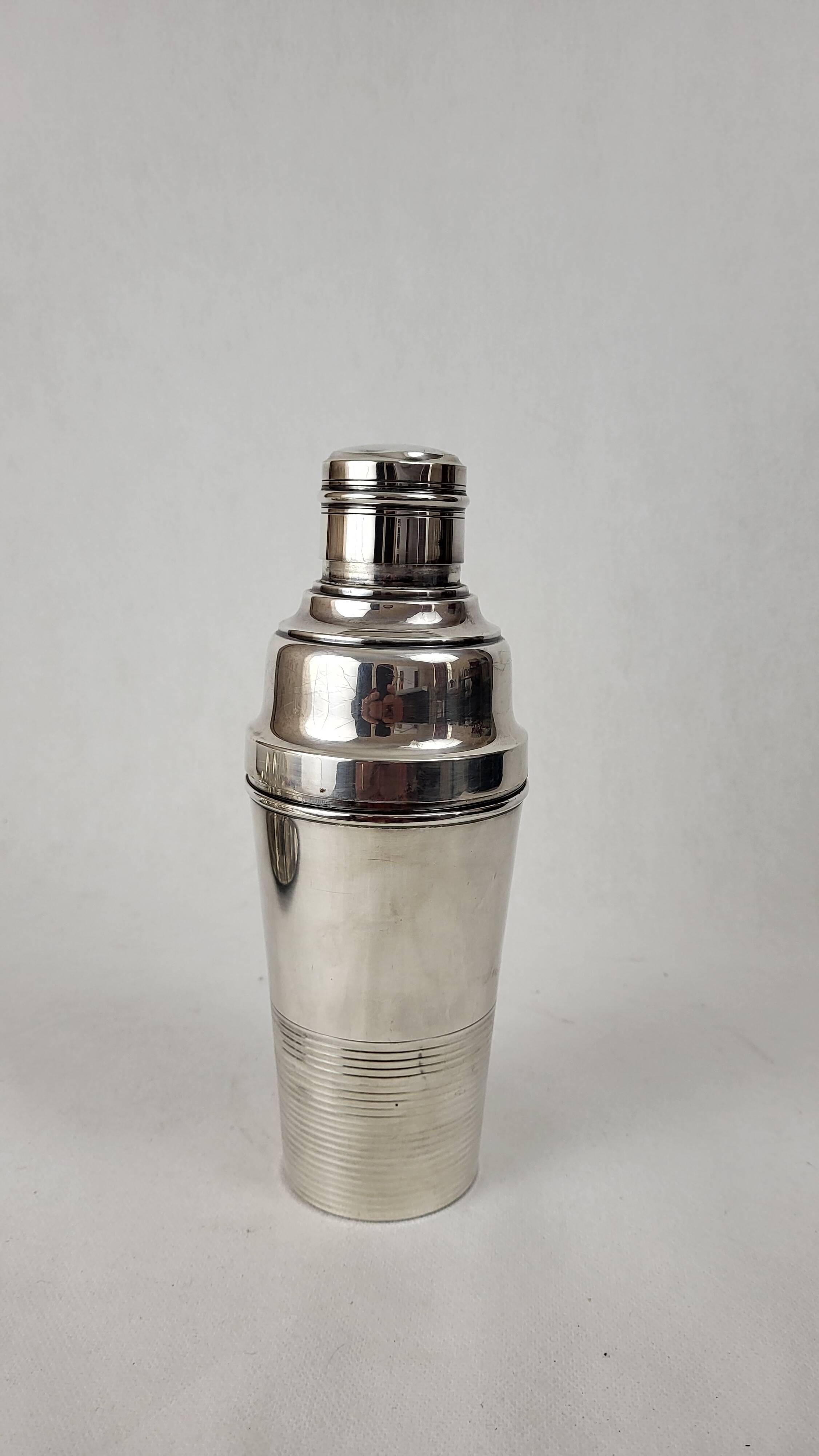 Cocktail shaker service & cups in silver metal