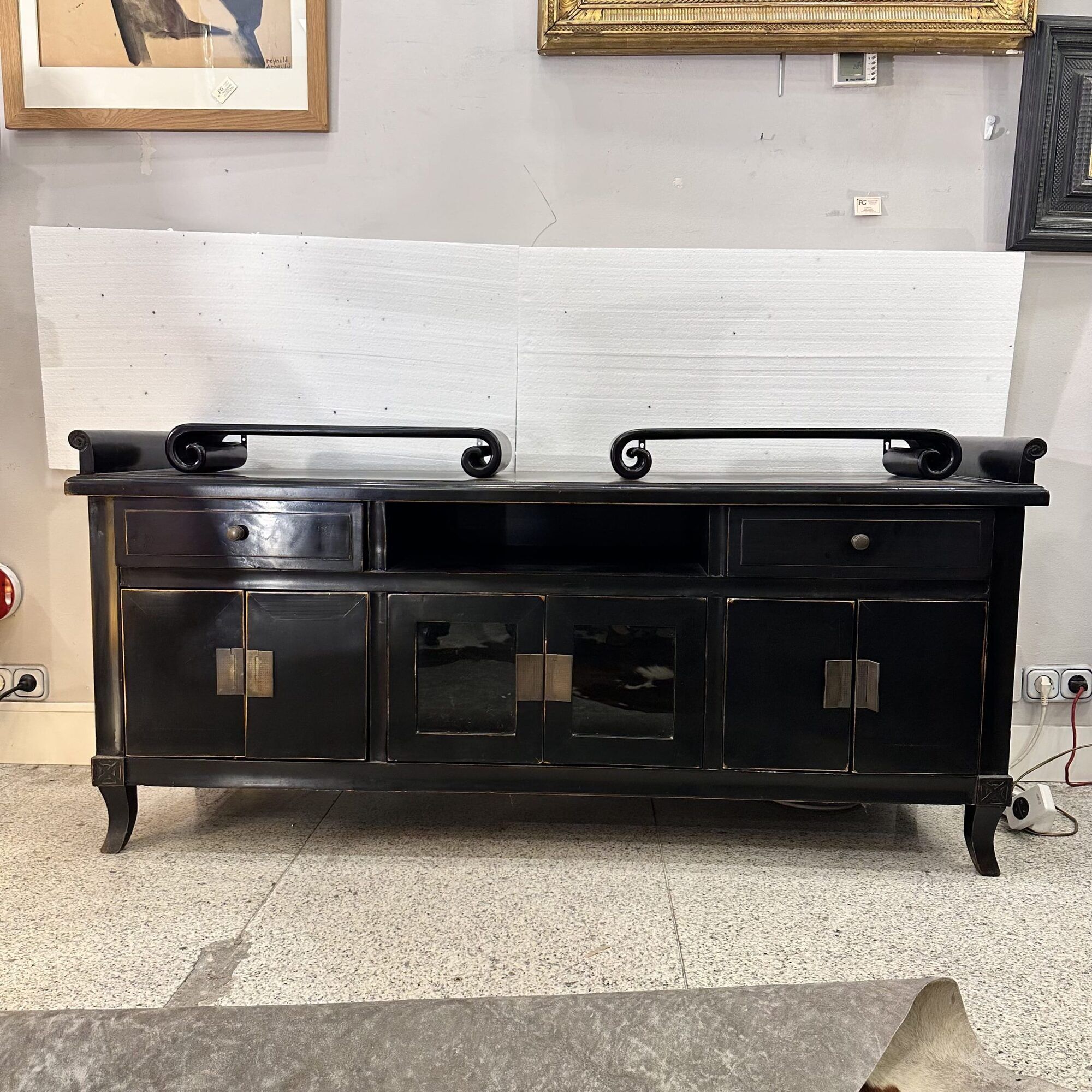Oriental buffet cabinet, lacquered wood and engraved handles, 20th century – Japan