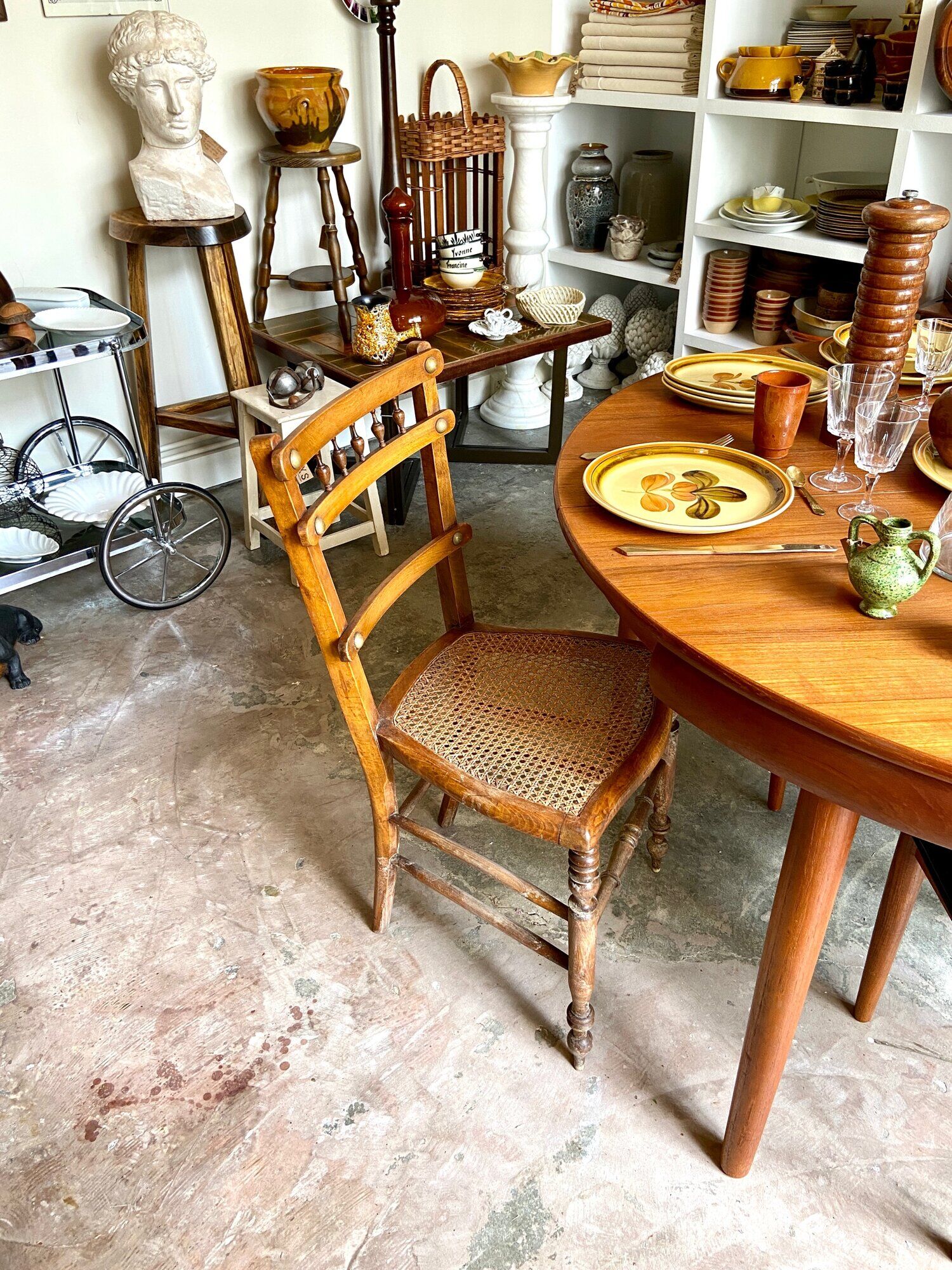 4 chaises en bois et cannage