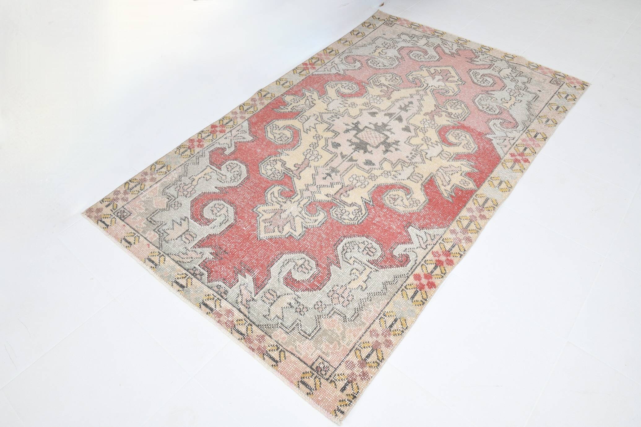 4x7 Pale Red & Beige Classic Vintage Rug, 127x215Cm