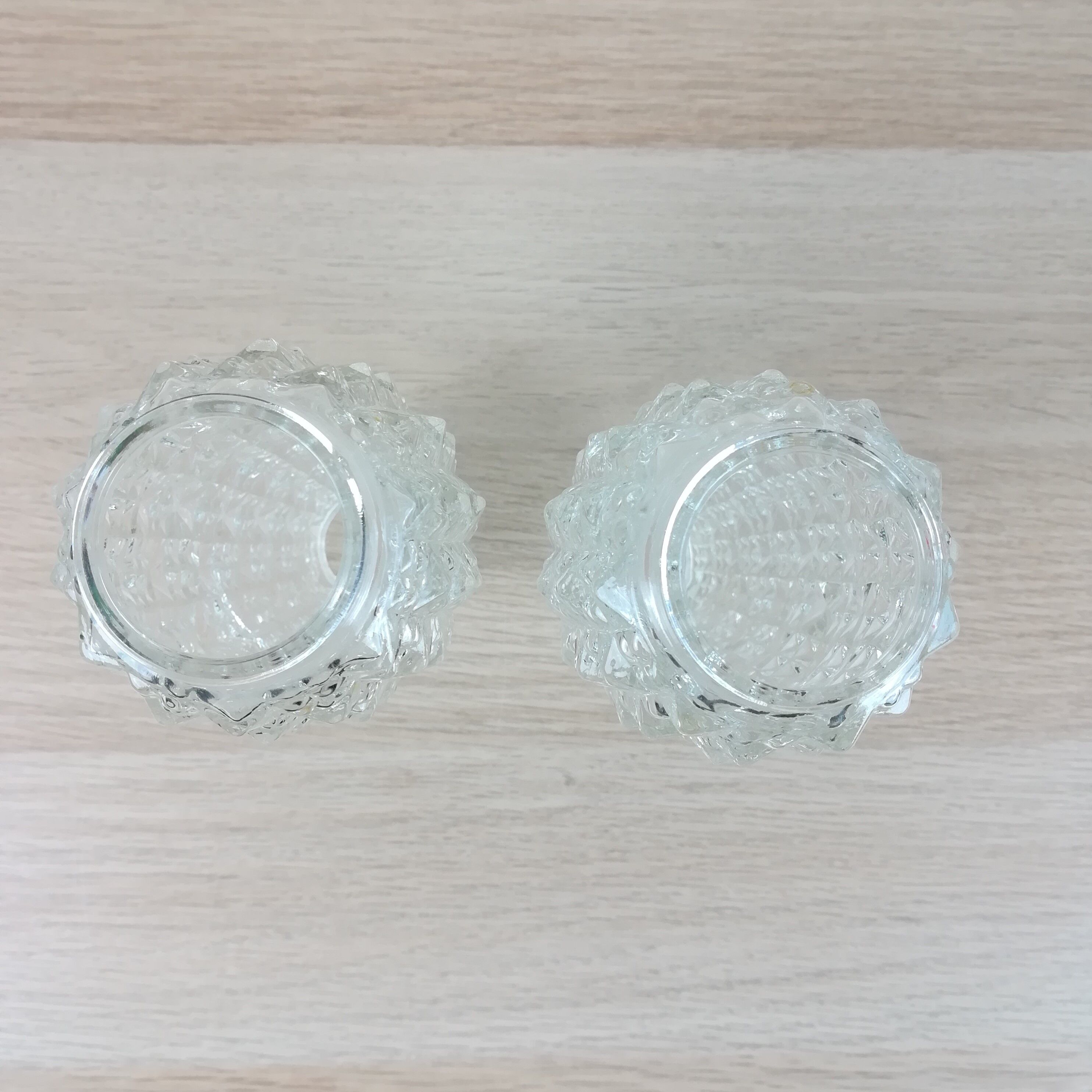 2 conical globes in scissor glass