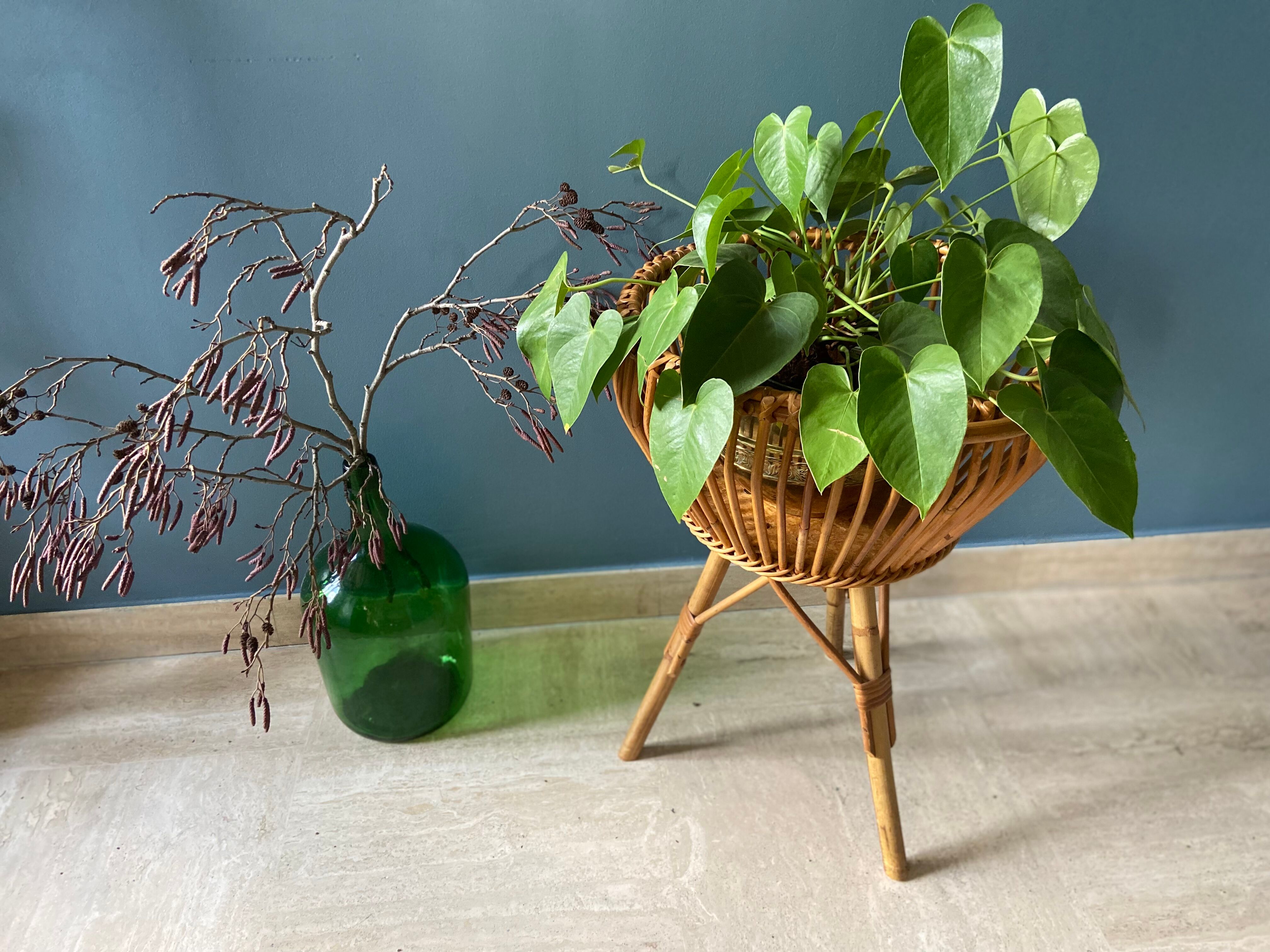 Porte plante ou revues en rotin vintage 1950