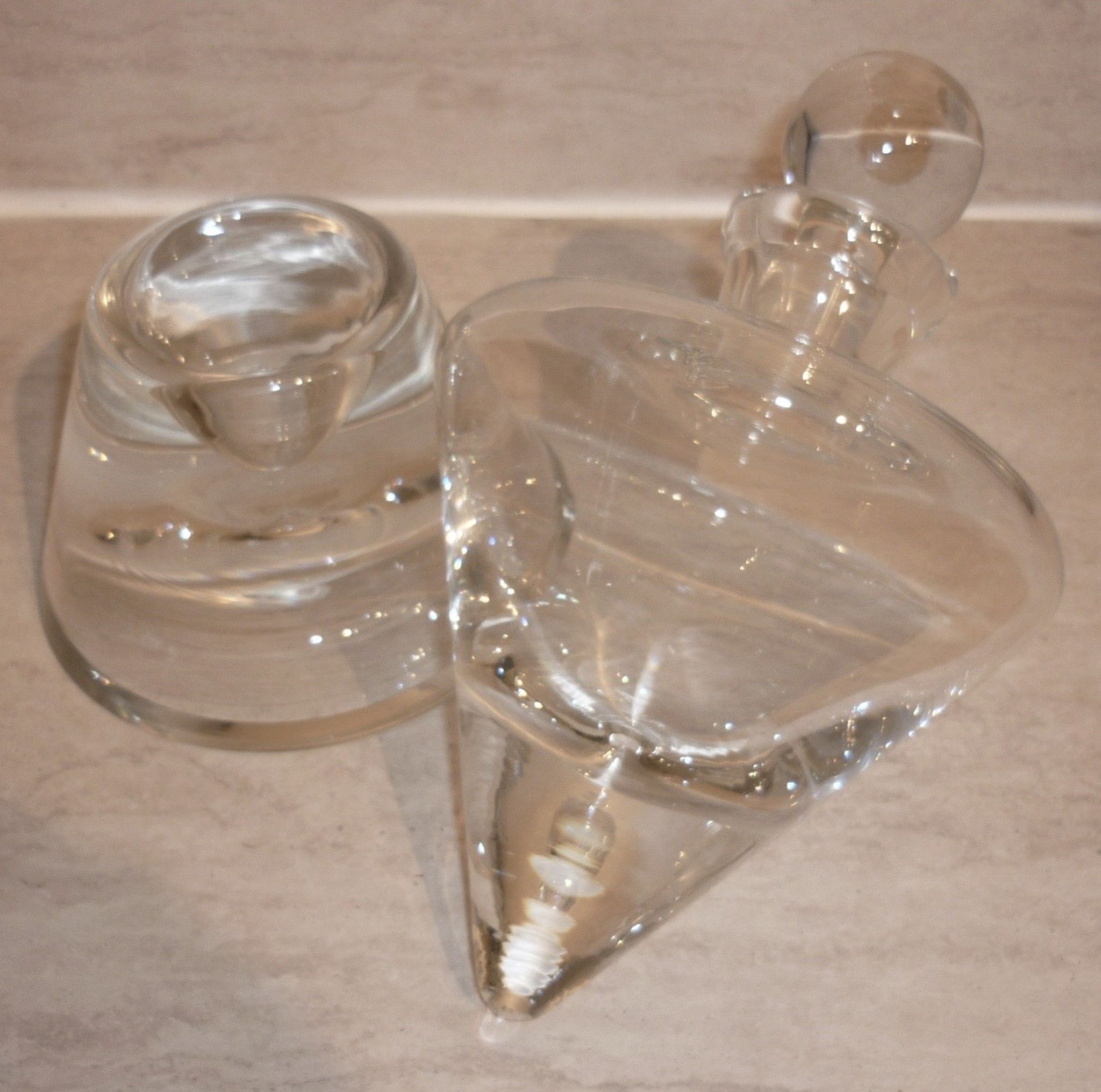 Carafe à vin avec bouchon sur socle en cristal