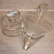 Carafe à vin avec bouchon sur socle en cristal