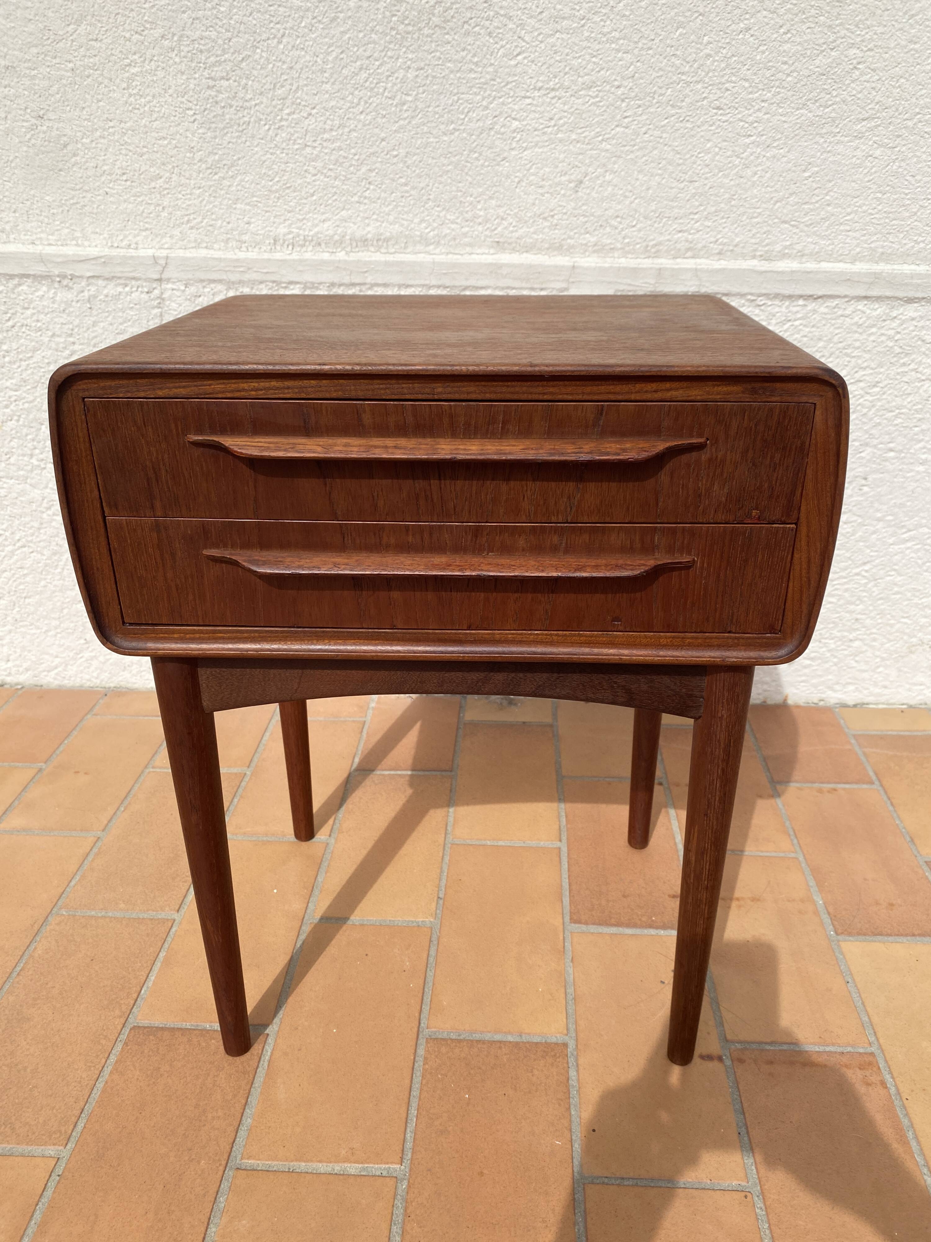 Vintage Scandinavian design bedside table in teak by the Danish Andersen.