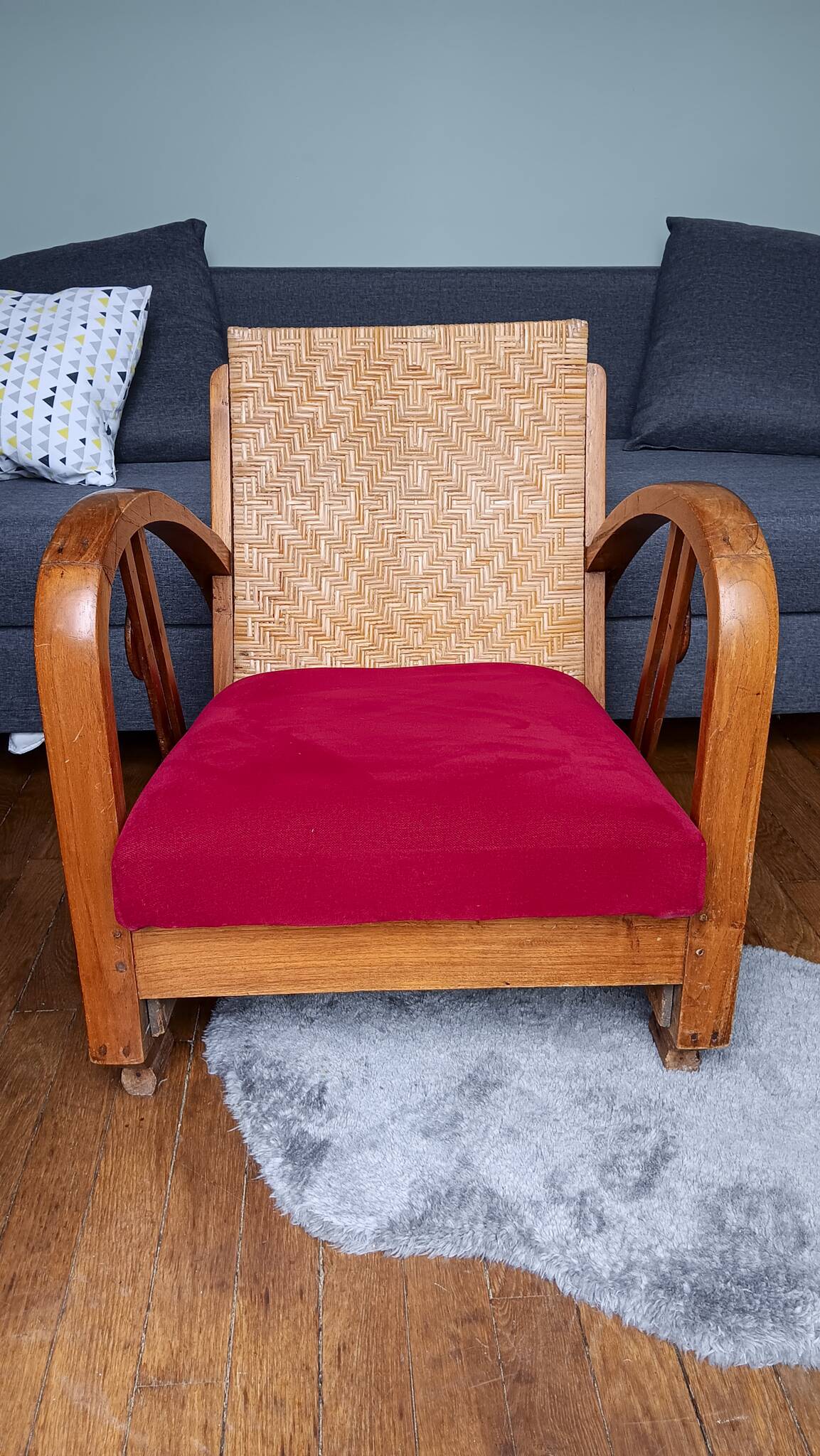 Ancien fauteuil bas colonial style Art Déco en bois.