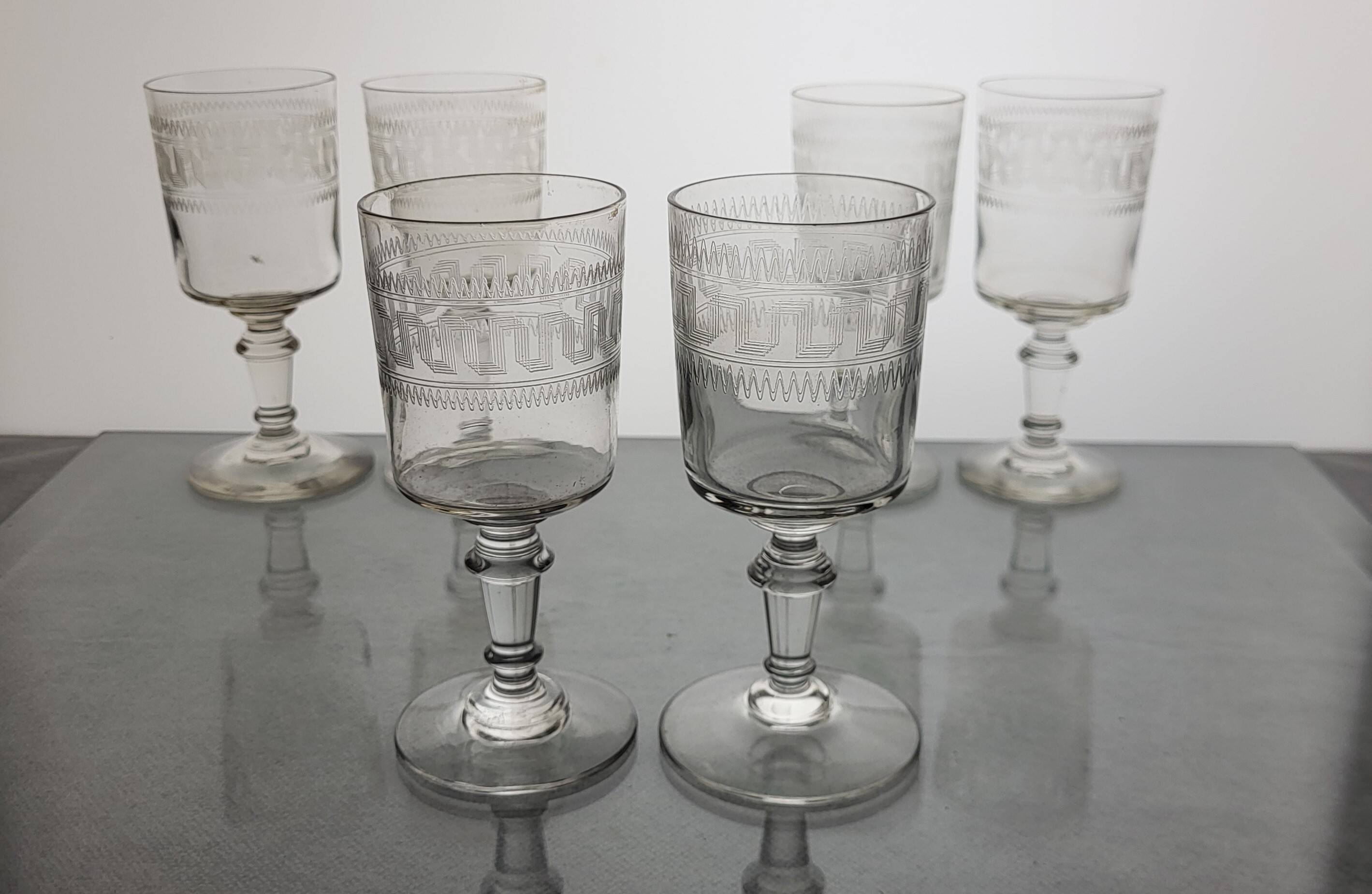 6 wine glasses with Greek-style decoration