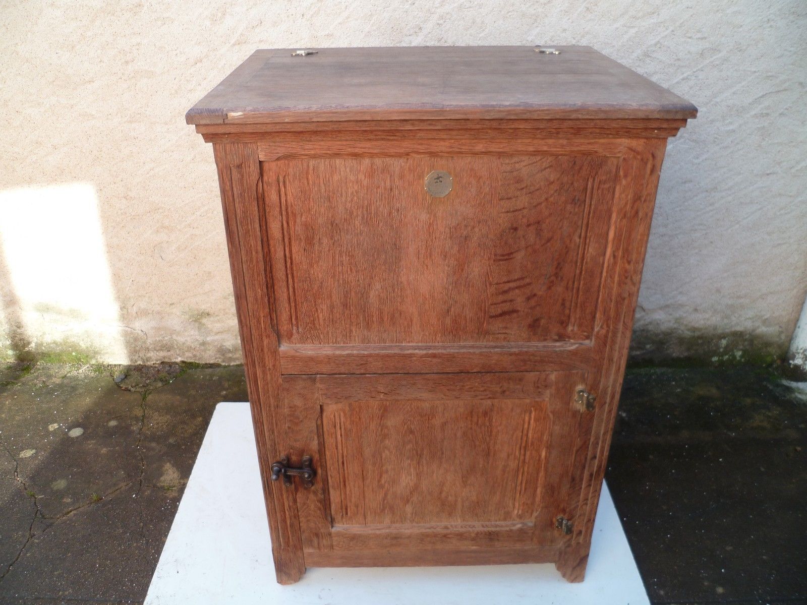 Furnished cooler of profession trade brewery in late XIX century oak bar