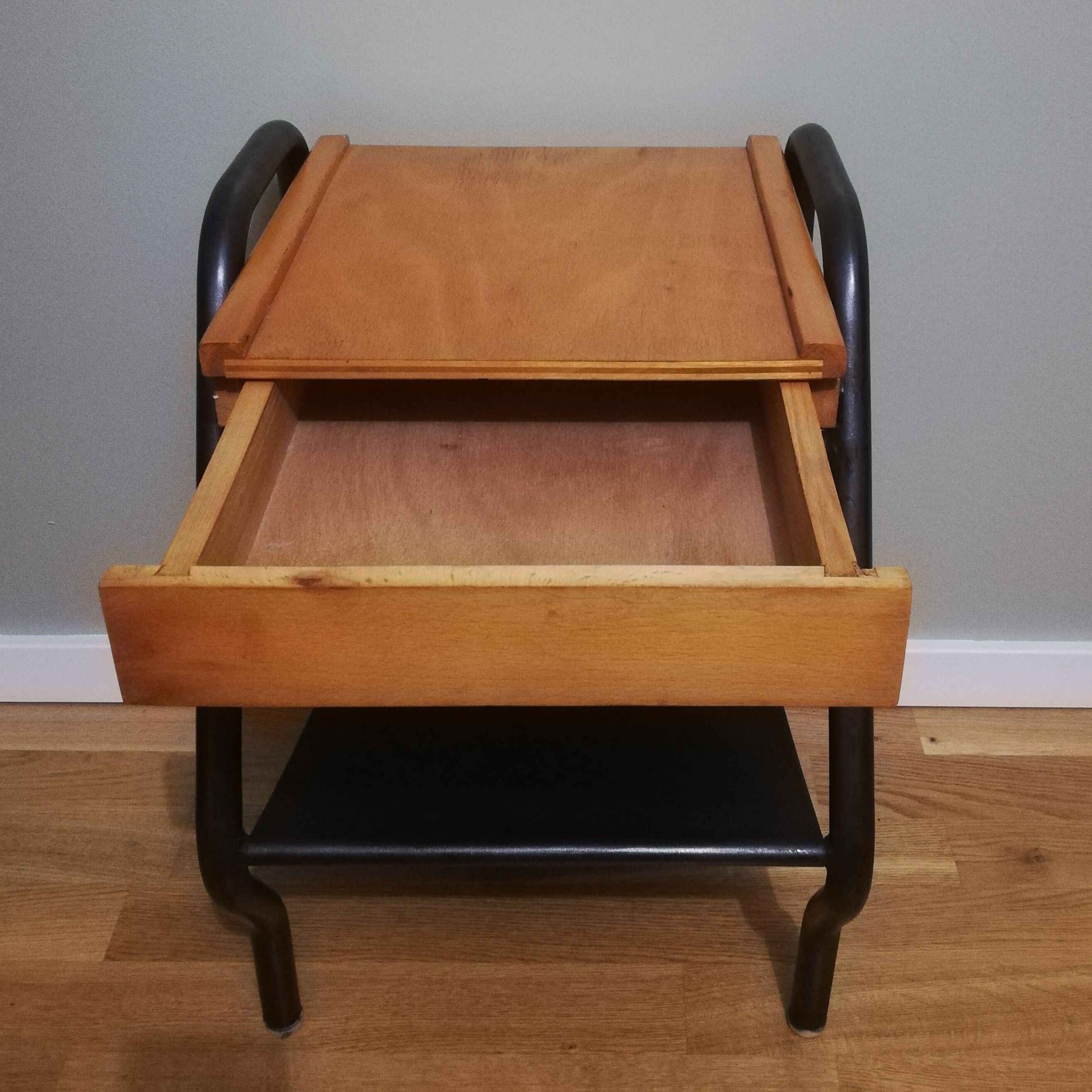 Boarding bedside table