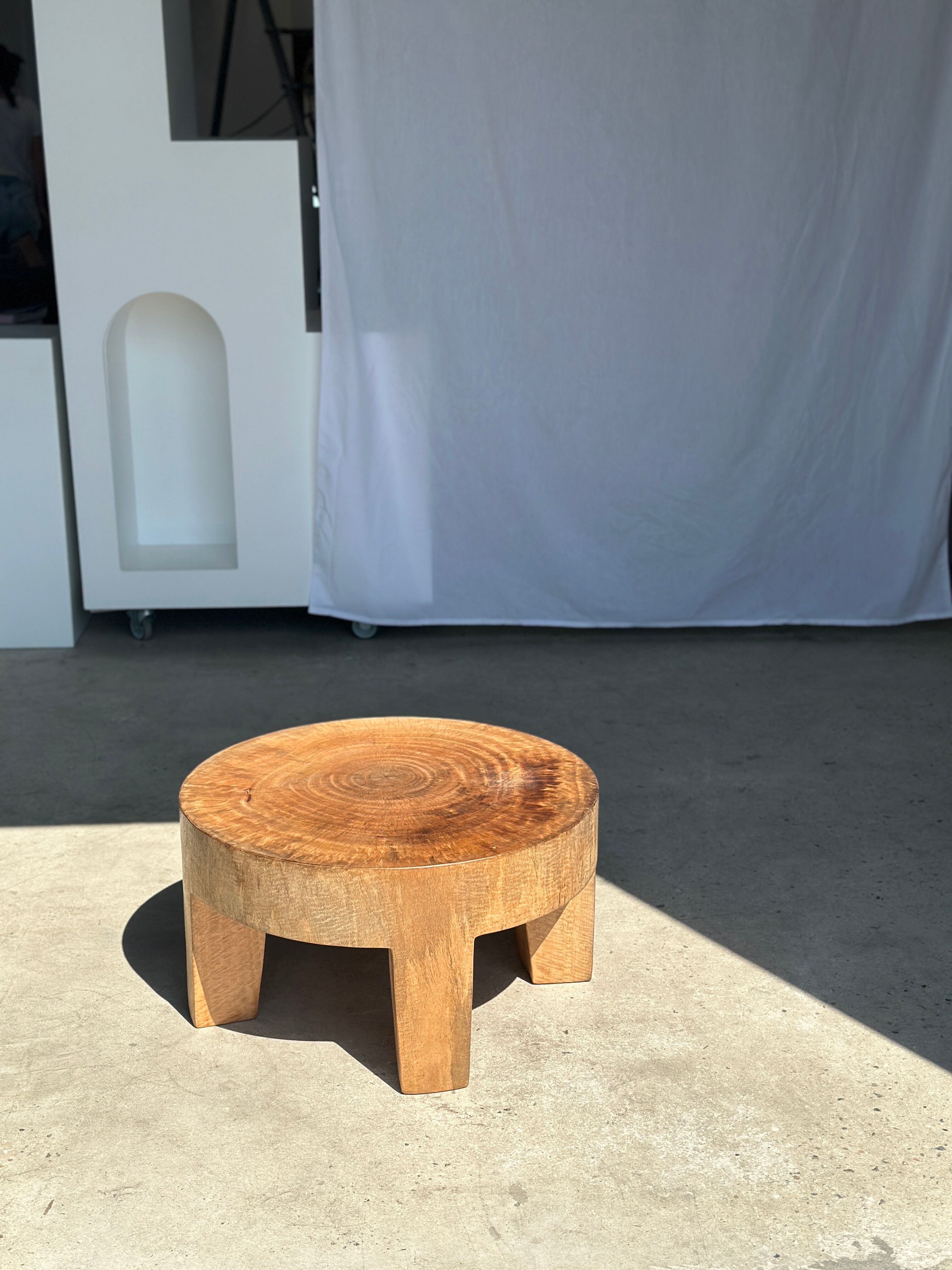 Quadripod coffee table in solid wood monoxyl natural color (dark)