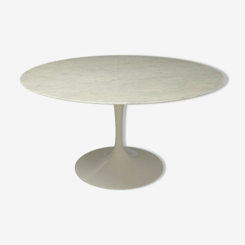 Table ronde Tulip en marbre Calacatta de Eero Saarinen édition Knoll