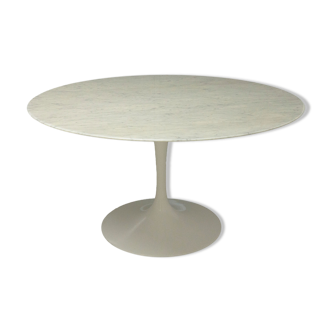 Round table Tulip in Calacatta marble by Eero Saarinen, Knoll