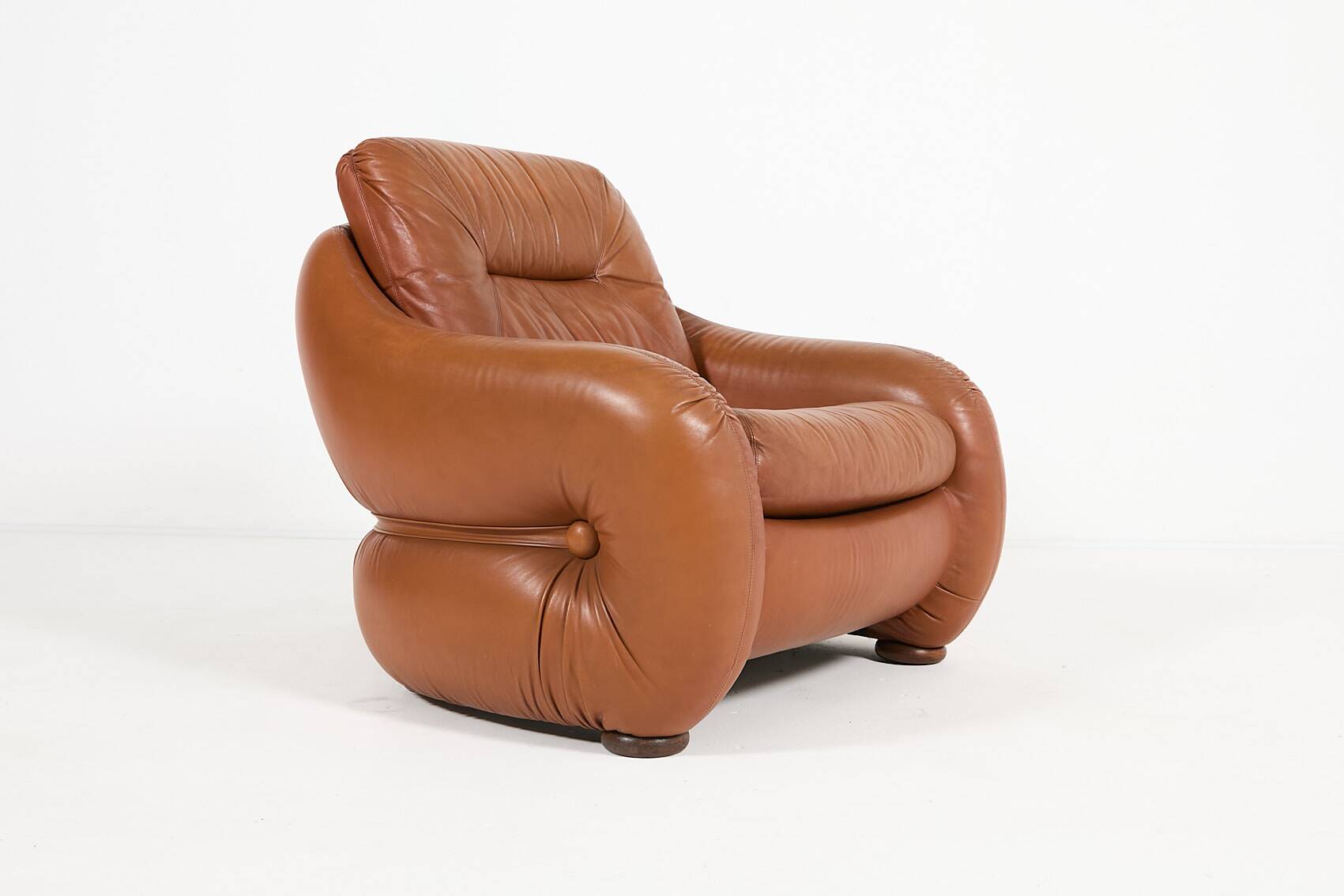 Sculptural Italian design leather lounge chair from 1960’s