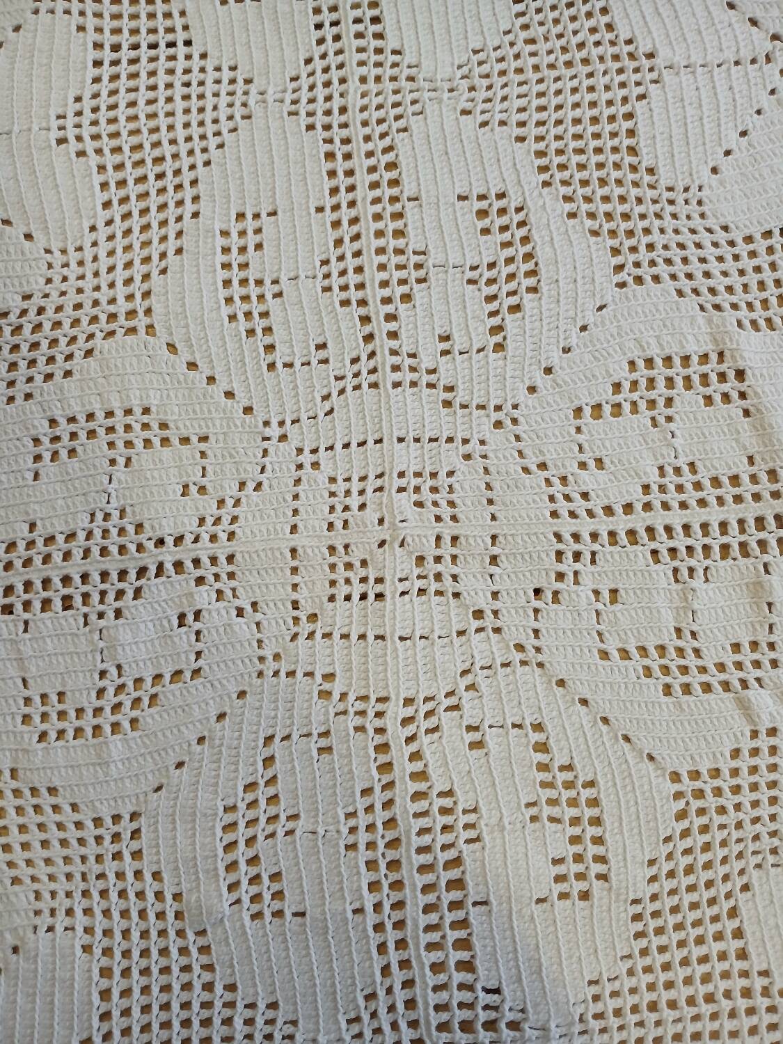Dessus de lit / nappe / rideau ancien en crochet