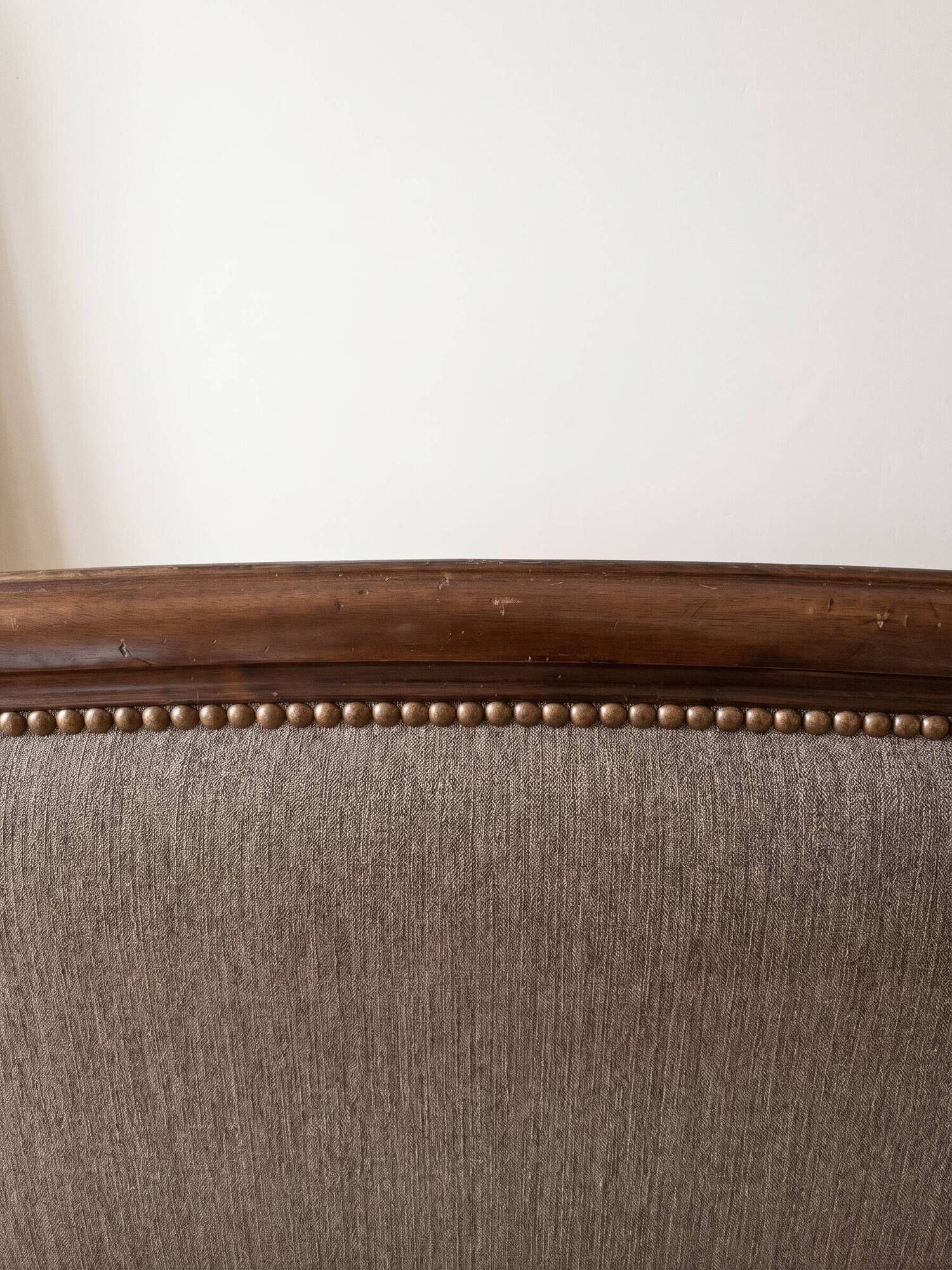 Louis XV style basket canapé in wood and beige fabric.