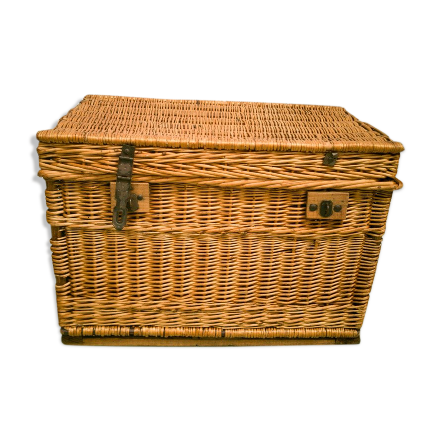 Wicker trunk