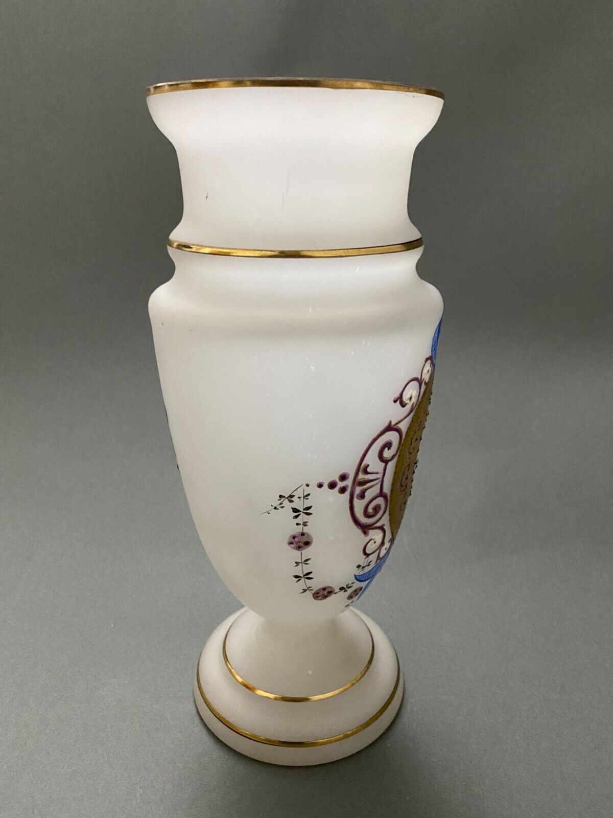Vase en opaline decor emaille Louis XVI fin XIXe