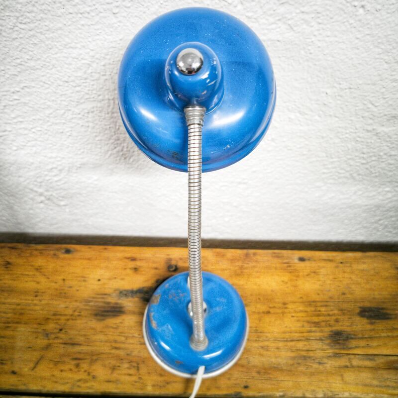 Articulated desk lamp