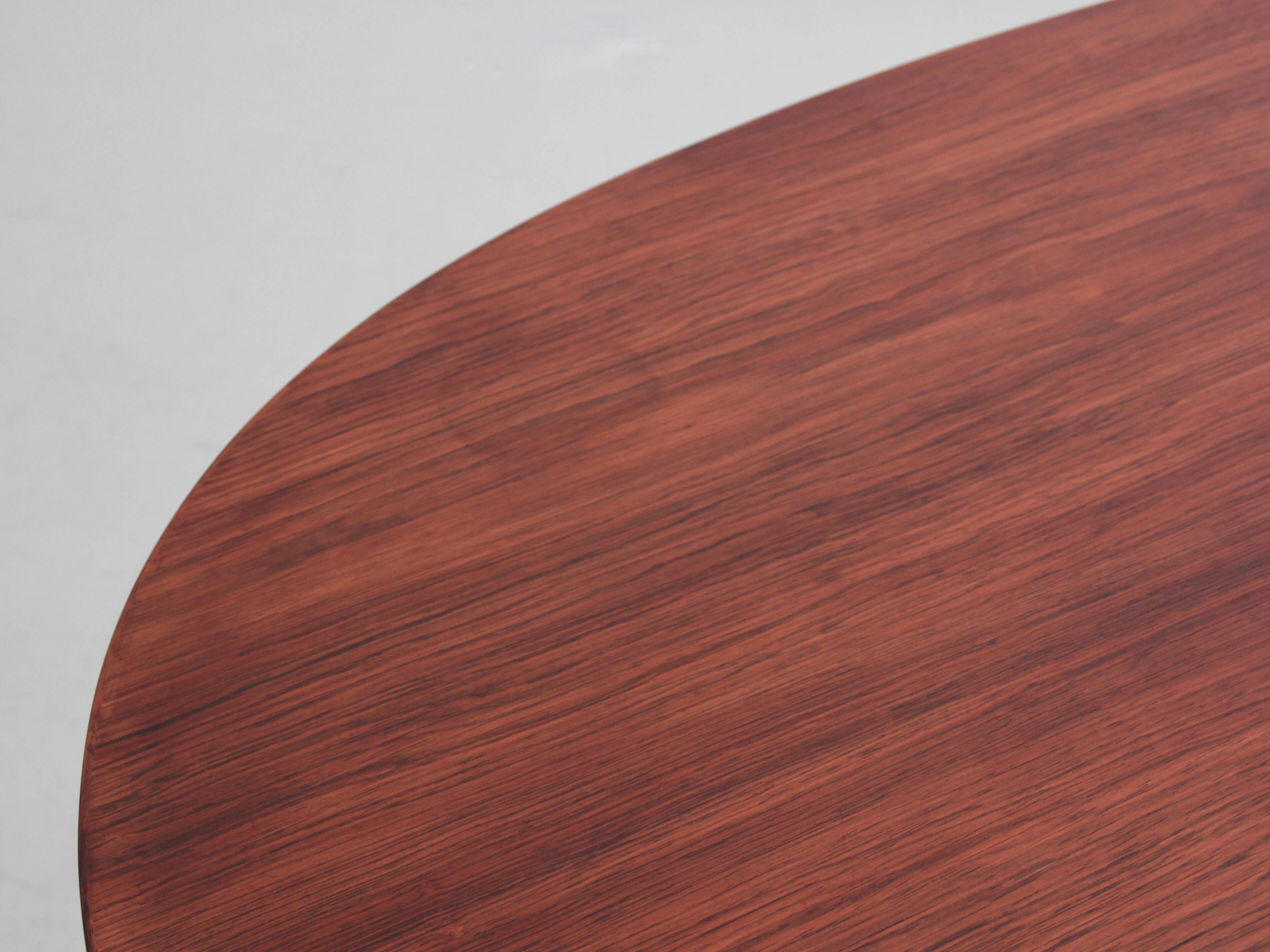 Scandinavian Super-ellipse table in Rio rosewood. 4 people.