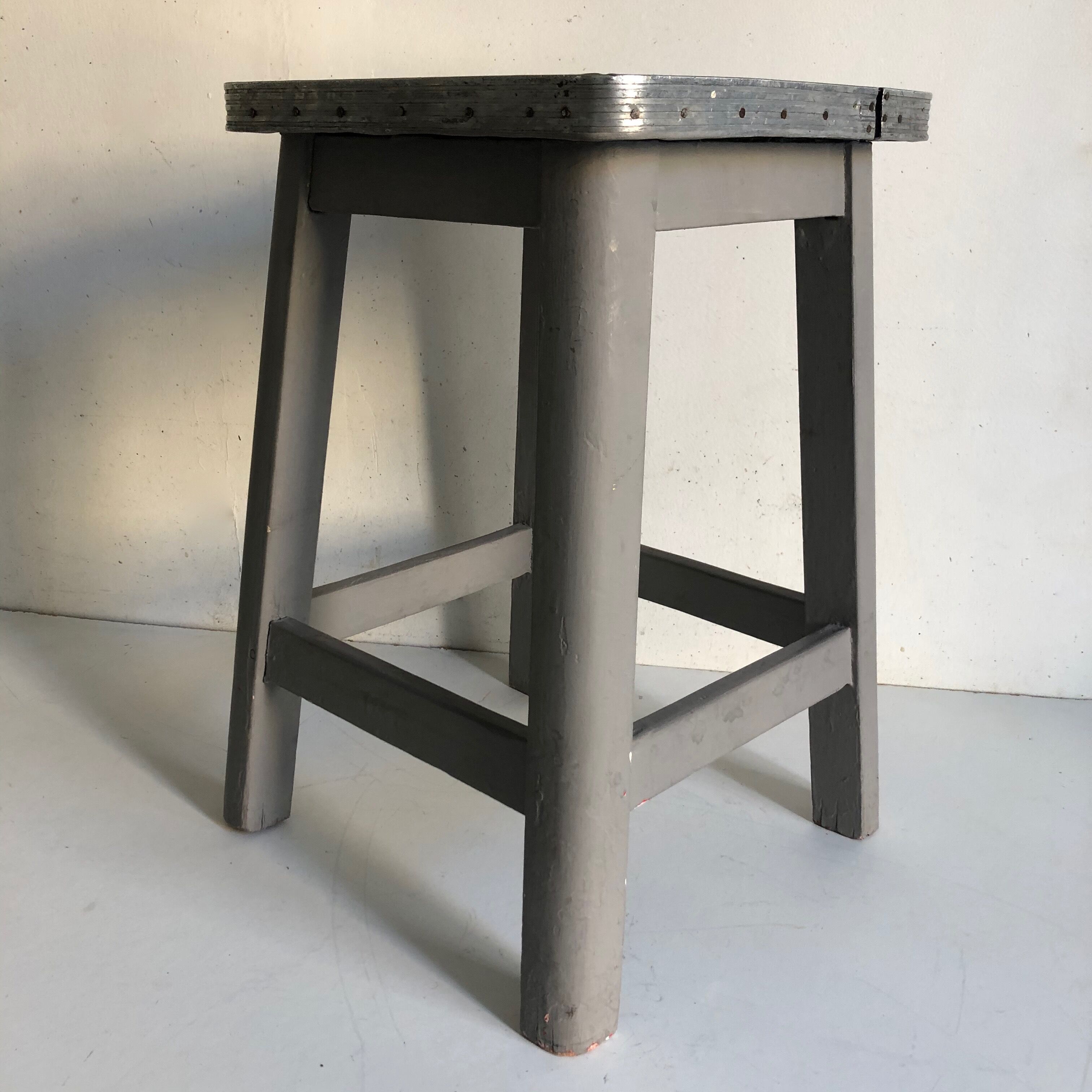 Circled, 1950s formica seat