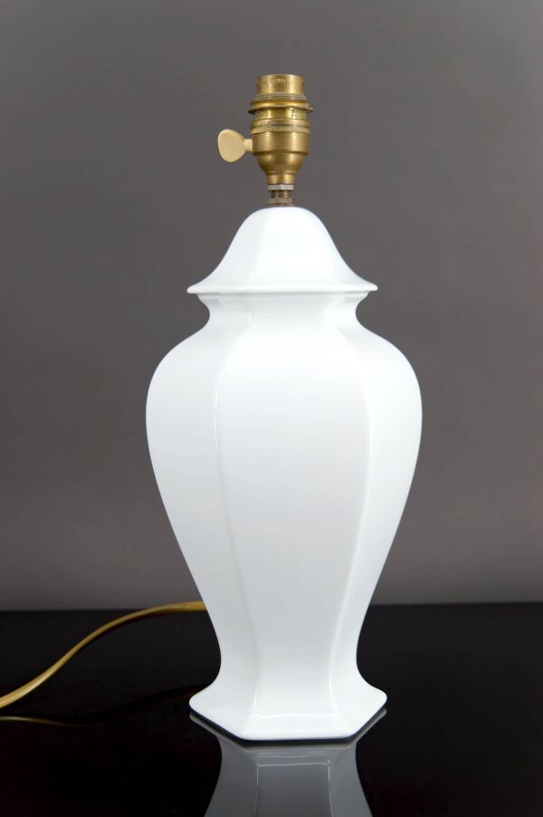 Lampe en porcelaine blanche, France, circa 1950-1960