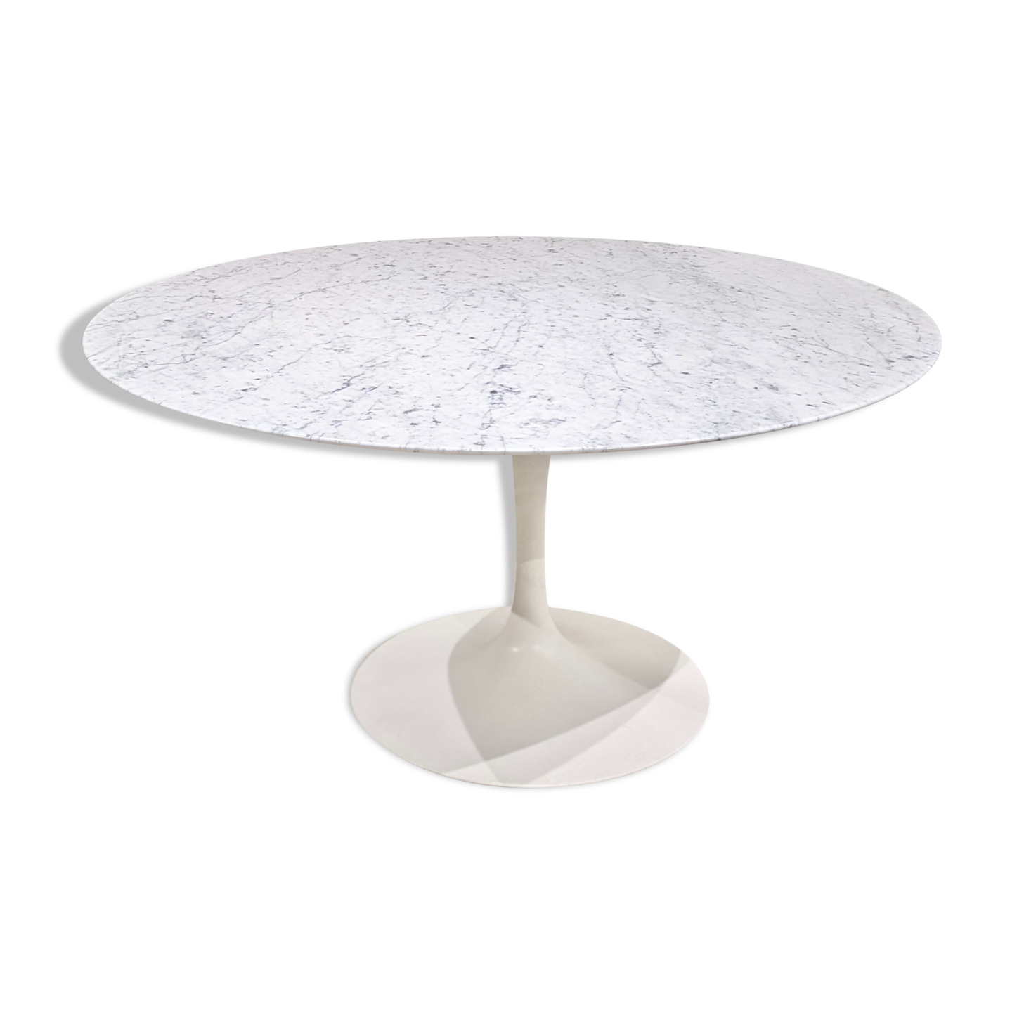 Round table in carrara mabre by Eero Saarinen for Knoll