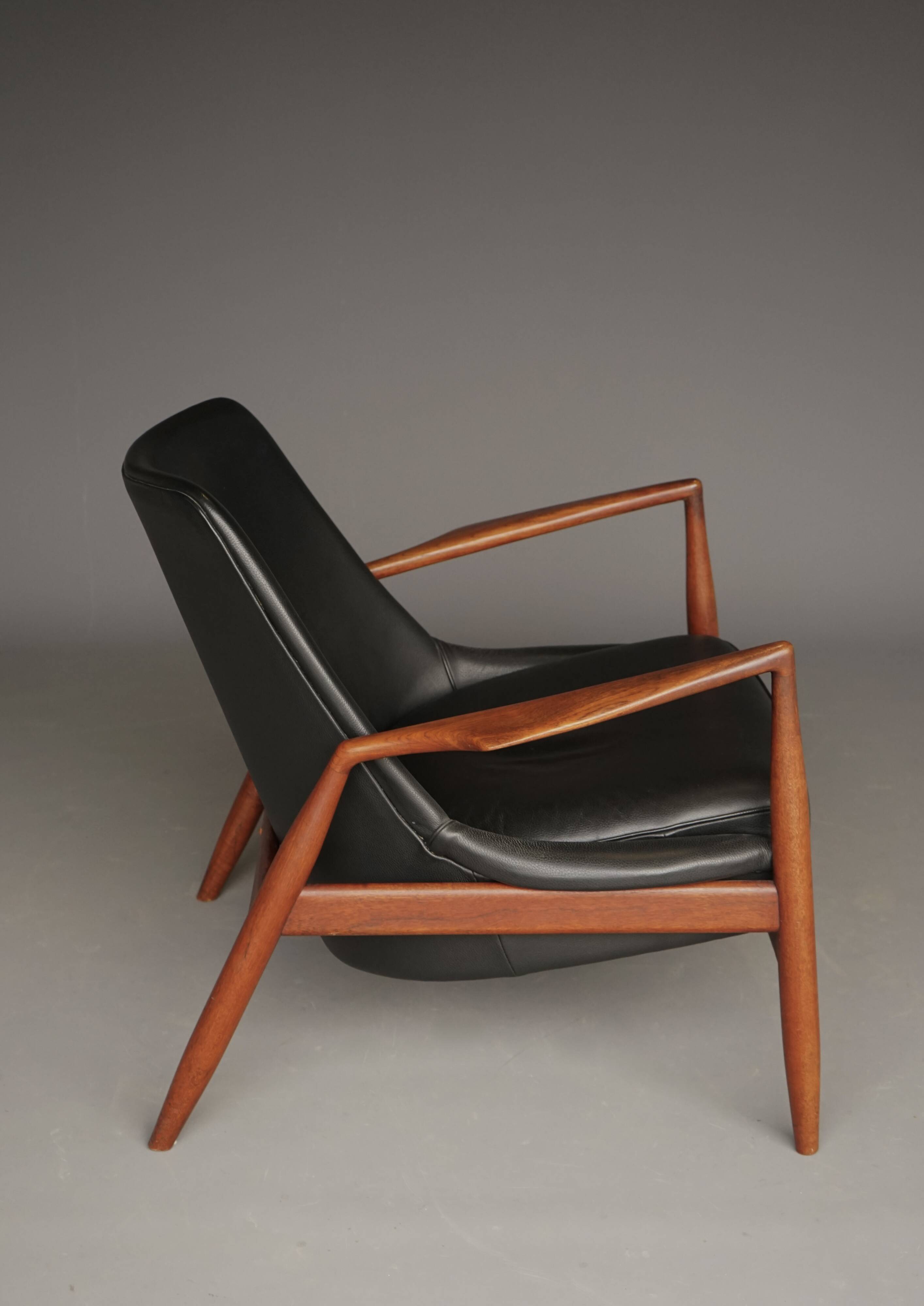 Fauteuil Seal en cuir et teck Ib Kofod-Larsen pour OPE, Suède, années 1960.