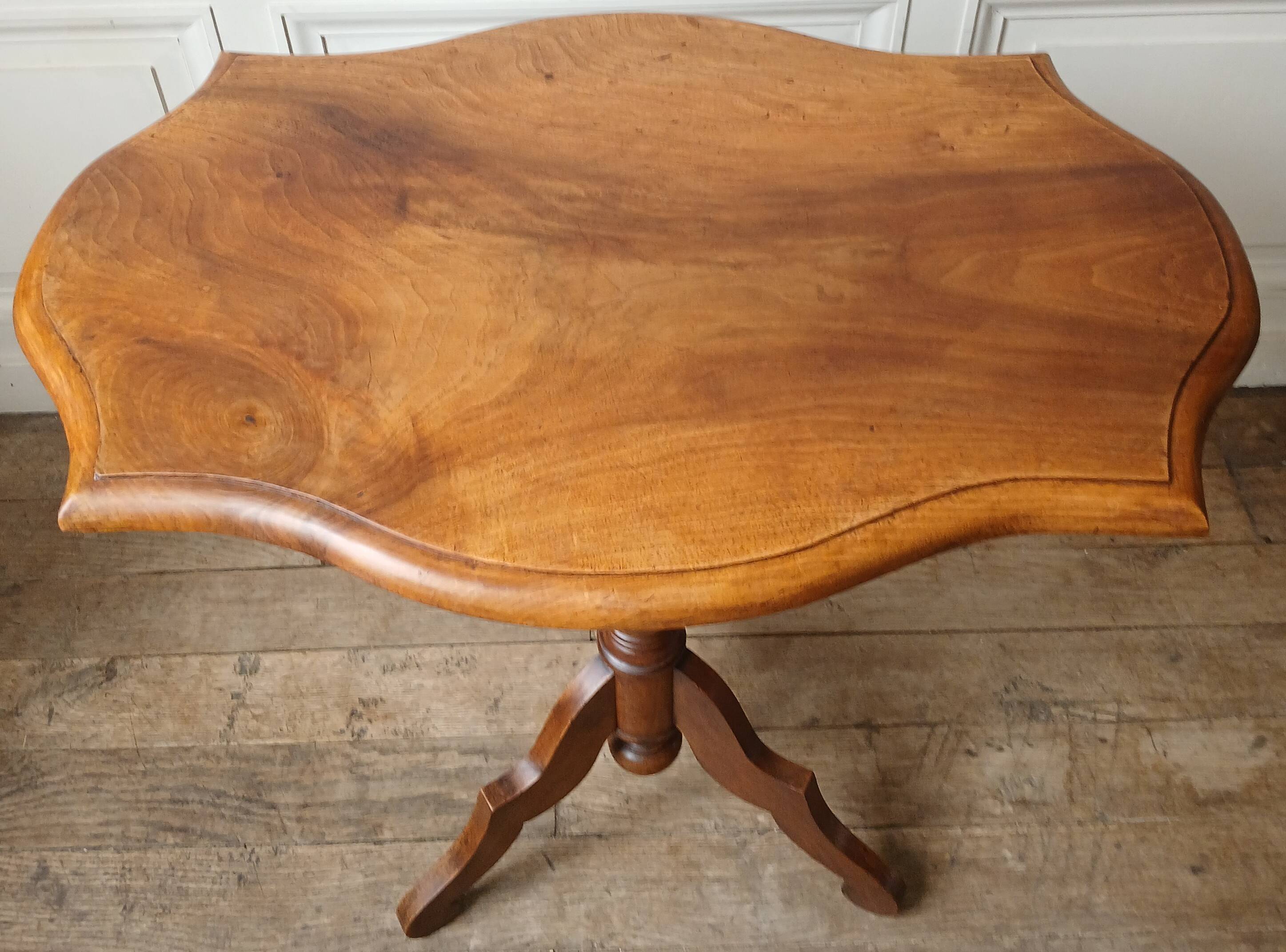 "Violin" tripod console table in blond walnut